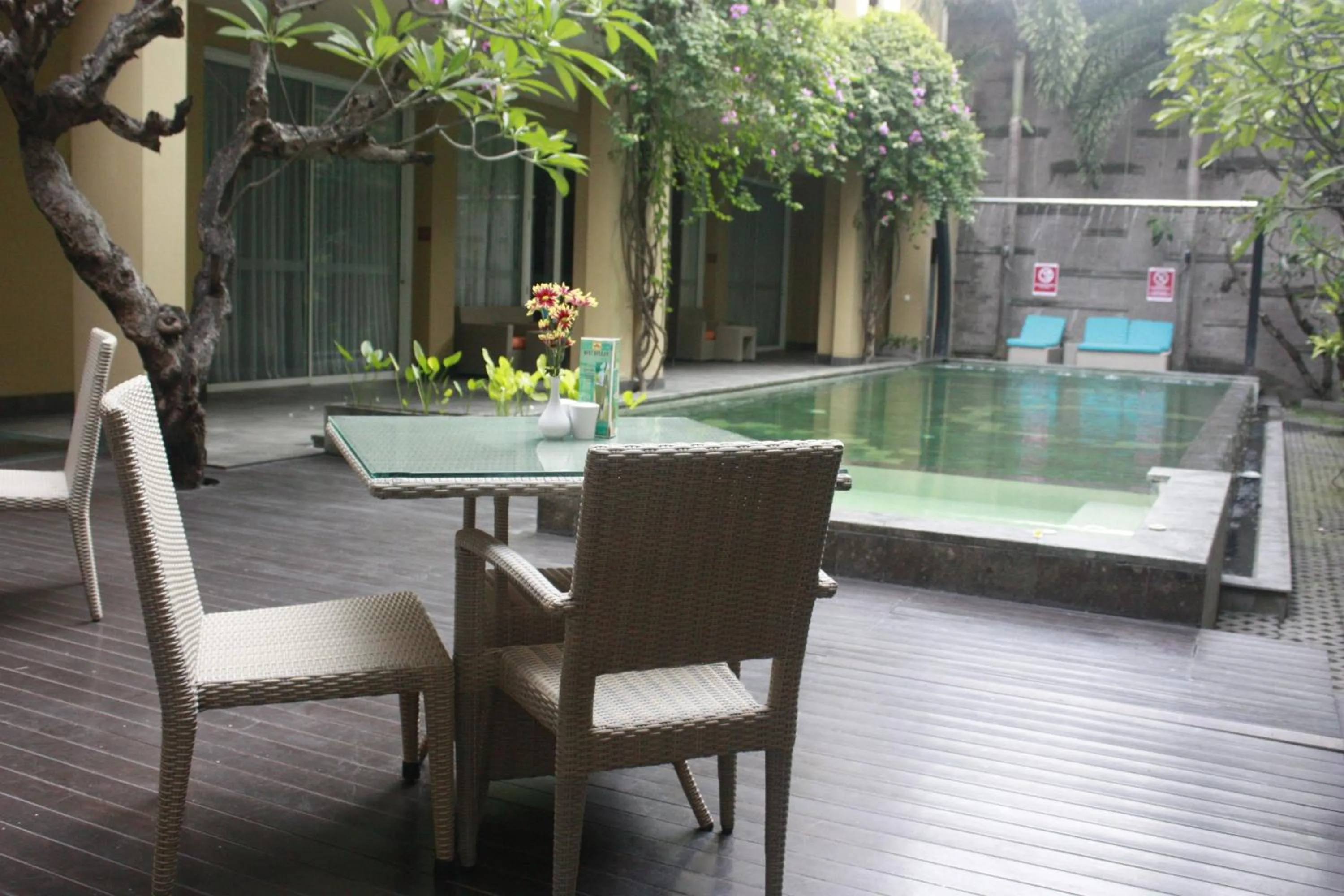 Restaurant/places to eat, Swimming Pool in 100 Sunset Boutique