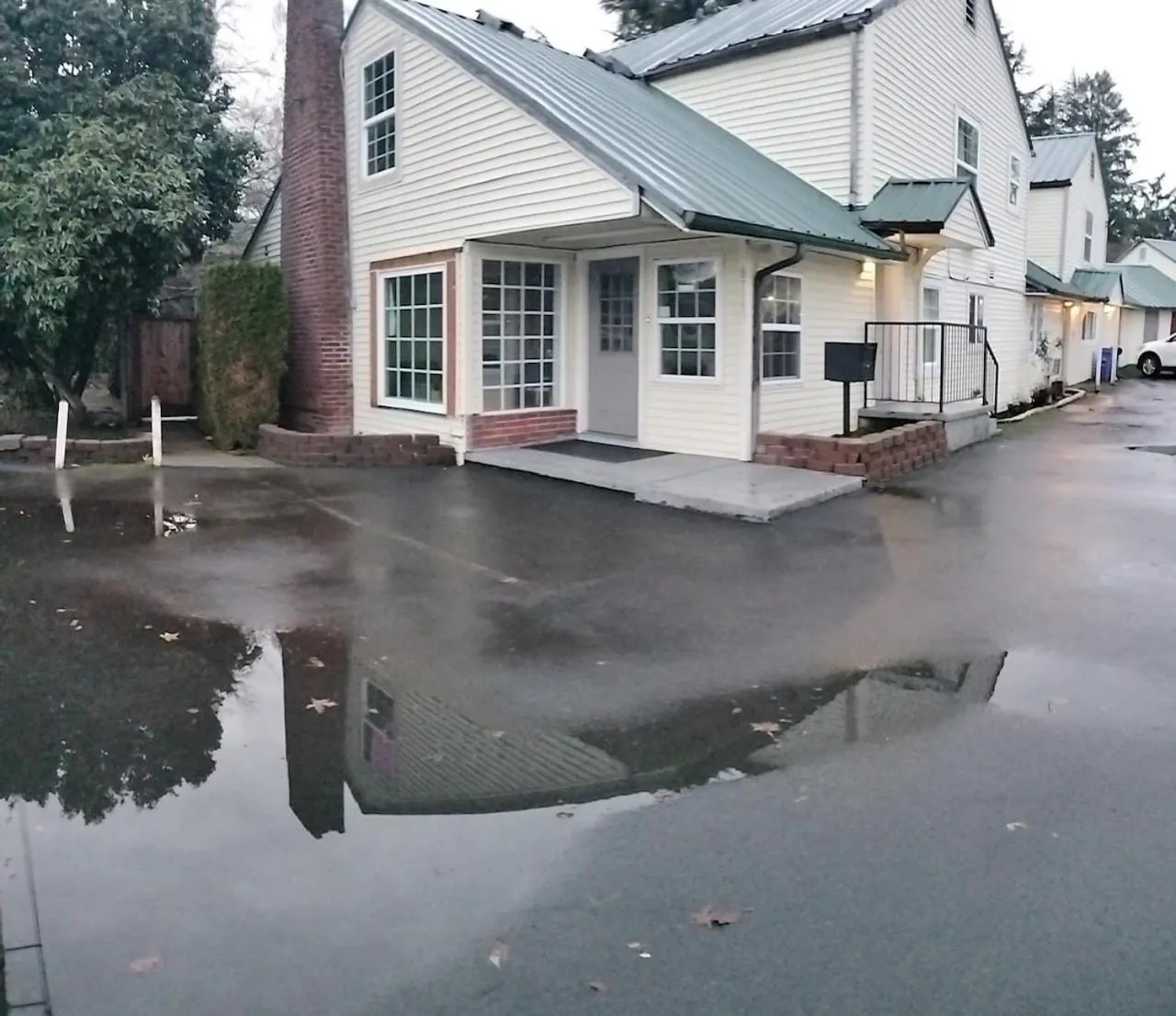 Facade/entrance in Budget Lodge by OYO Portland West