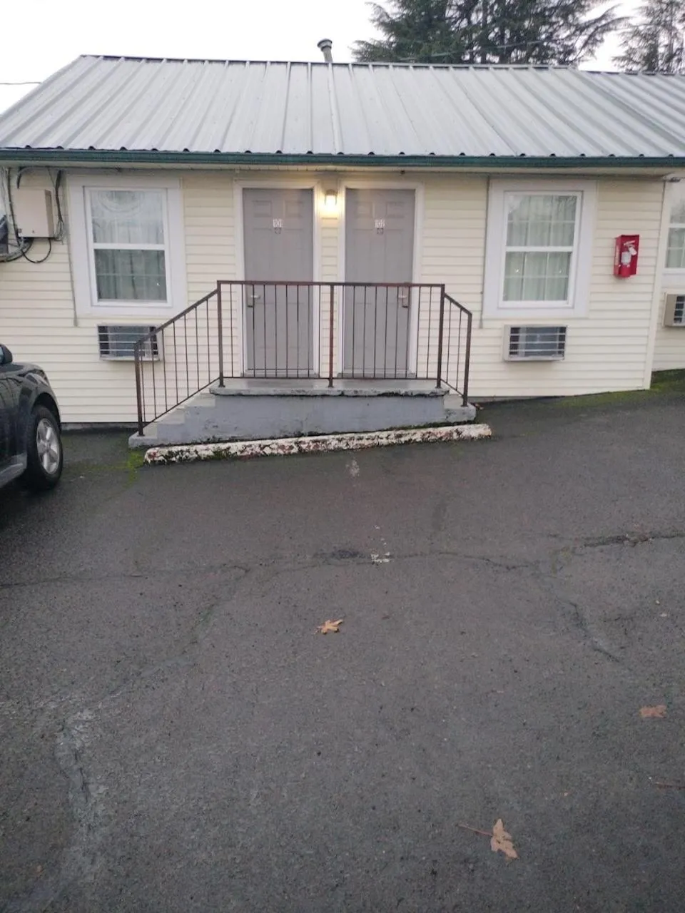 Facade/entrance in Budget Lodge by OYO Portland West