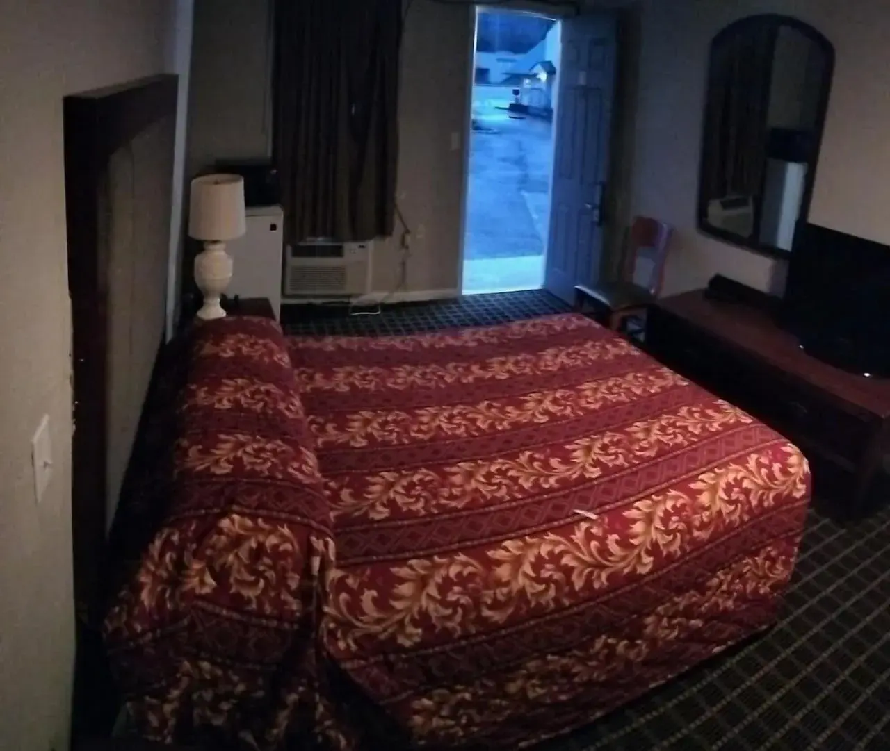 Queen Bed Smoking in Budget Lodge by OYO Portland West Queen Bed Smoking in Budget Lodge by OYO Portland West