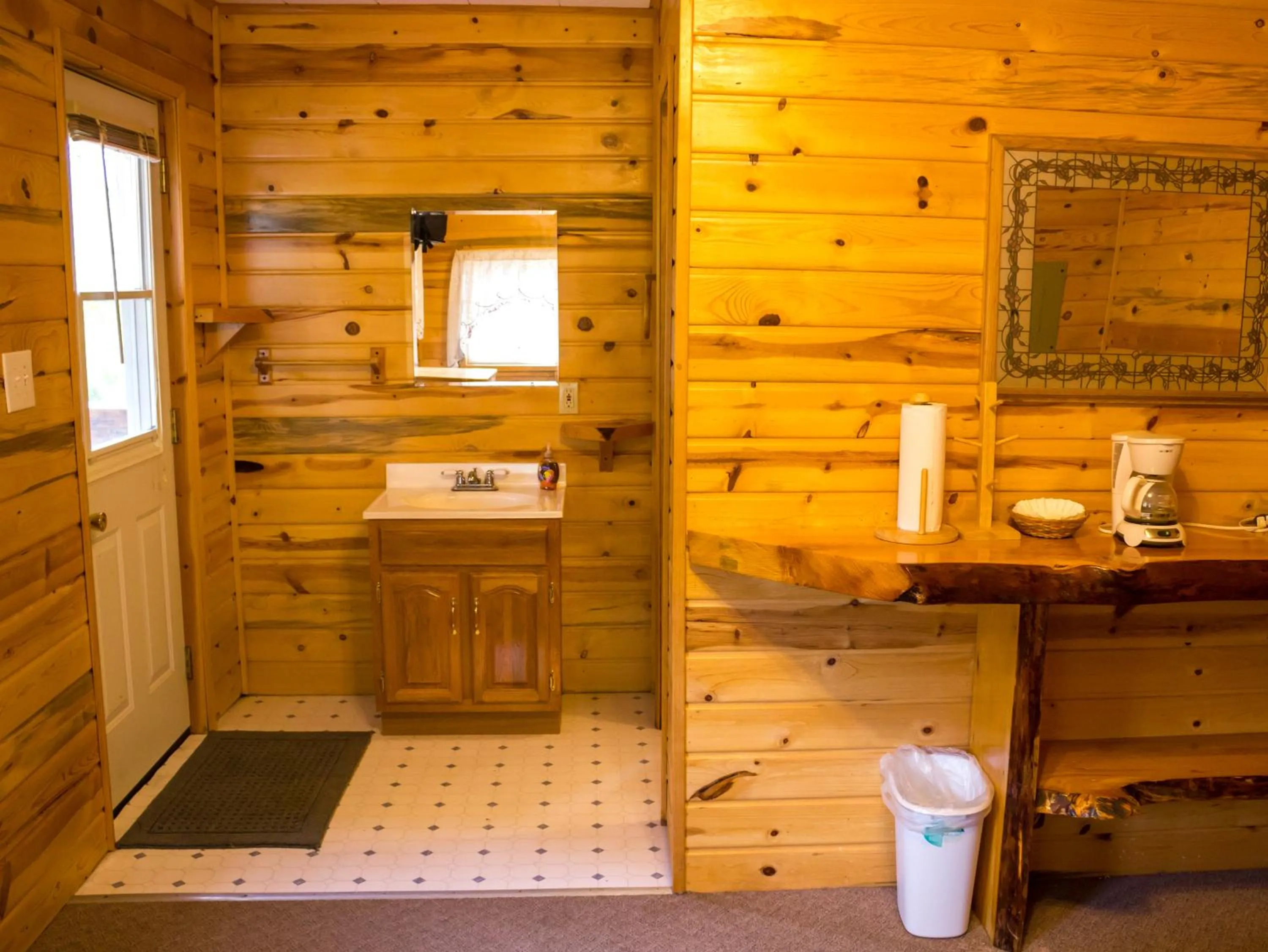 Coffee/tea facilities in Midnight Sun Log Cabins