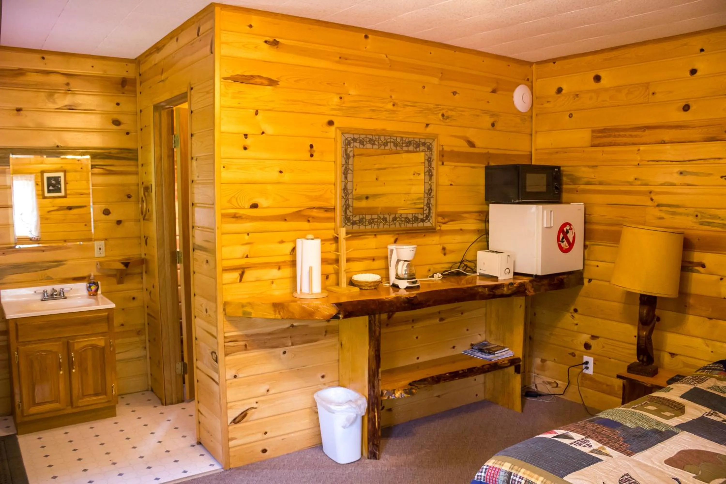 Coffee/tea facilities in Midnight Sun Log Cabins