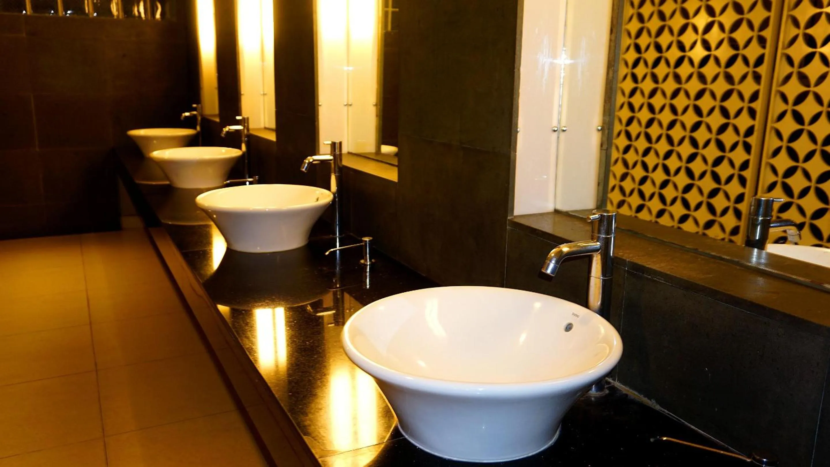 Restaurant/places to eat in Prasada Mansion Sudirman