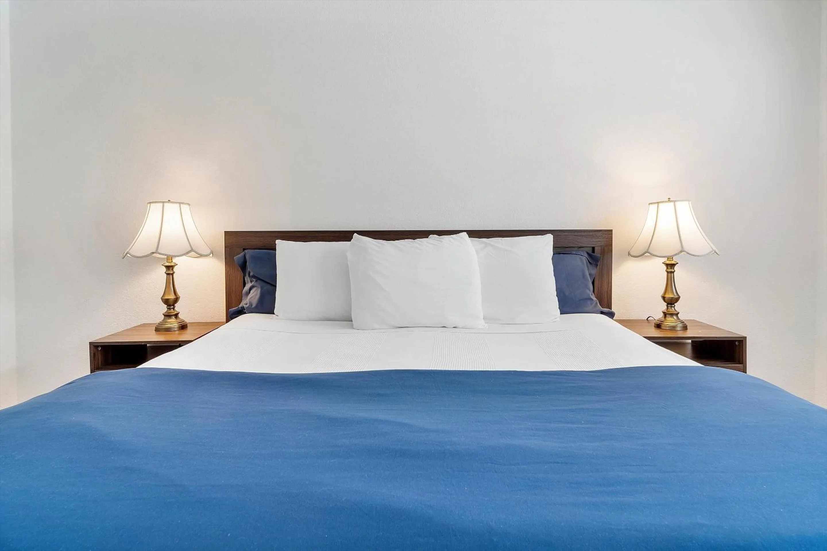 Bed in Carlin's Cottage Court