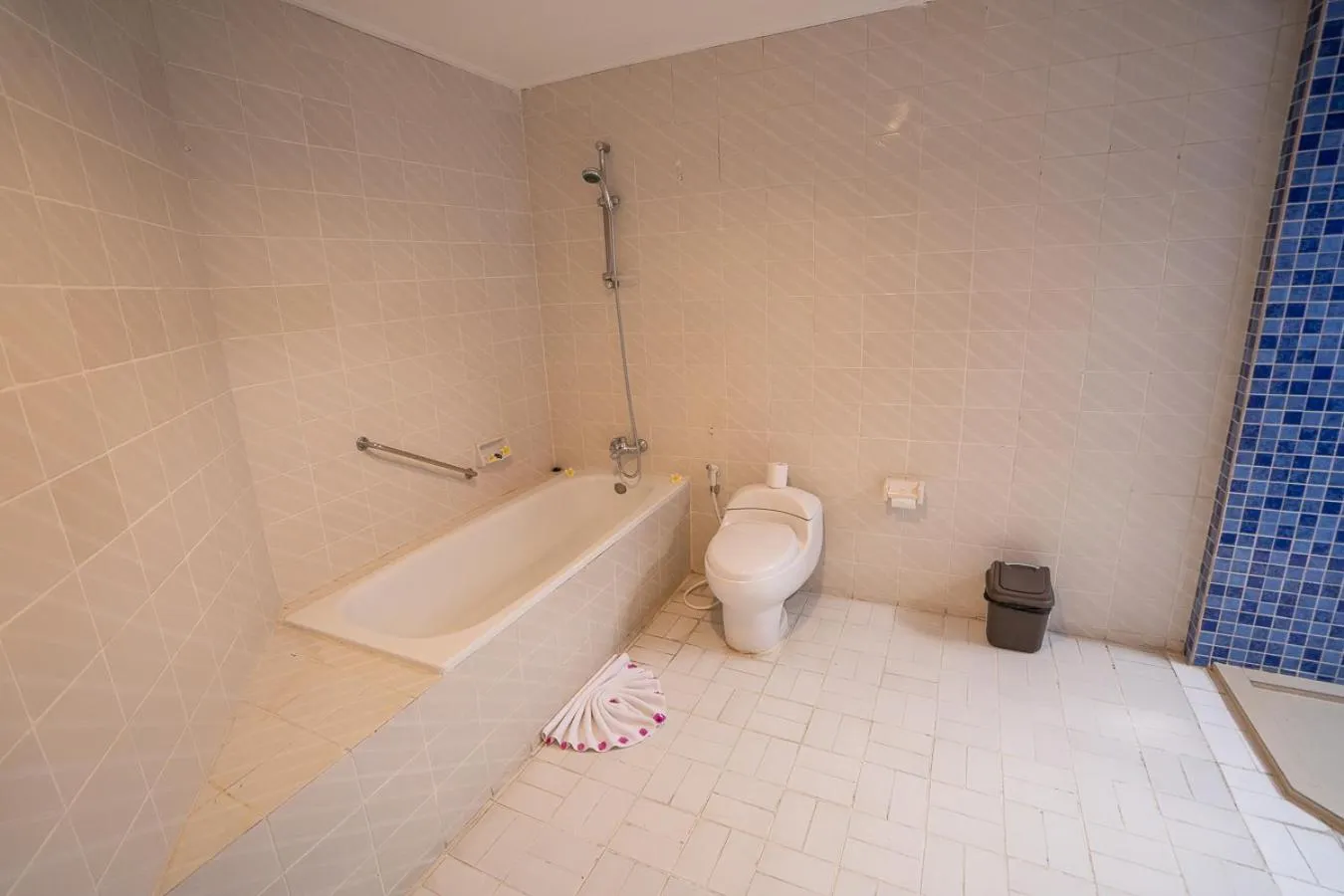 Shower in New Sunari Lovina Beach Resort