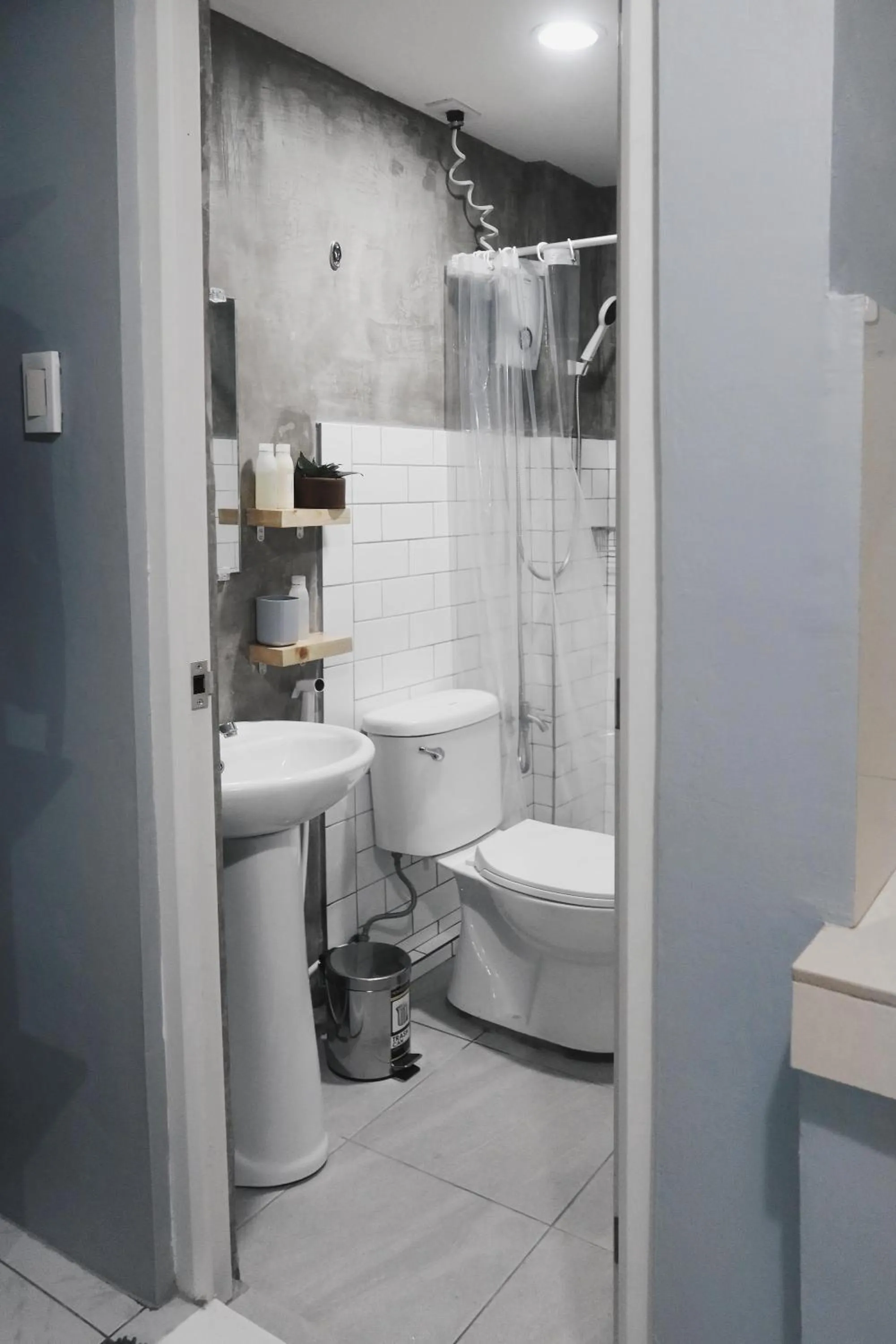 Shower in Dragonfly Apartments and Transient House