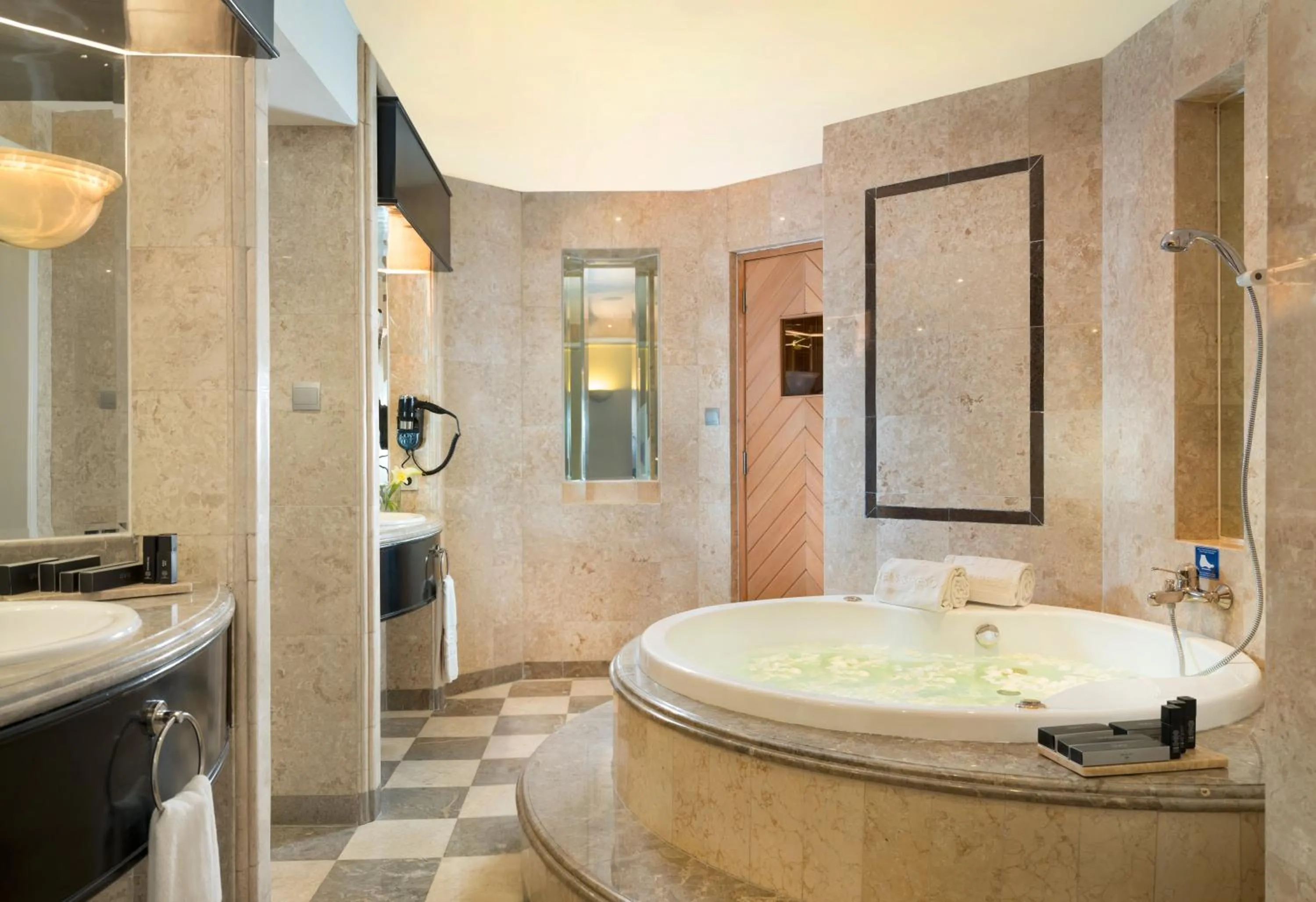 Toilet in Melia Purosani Yogyakarta