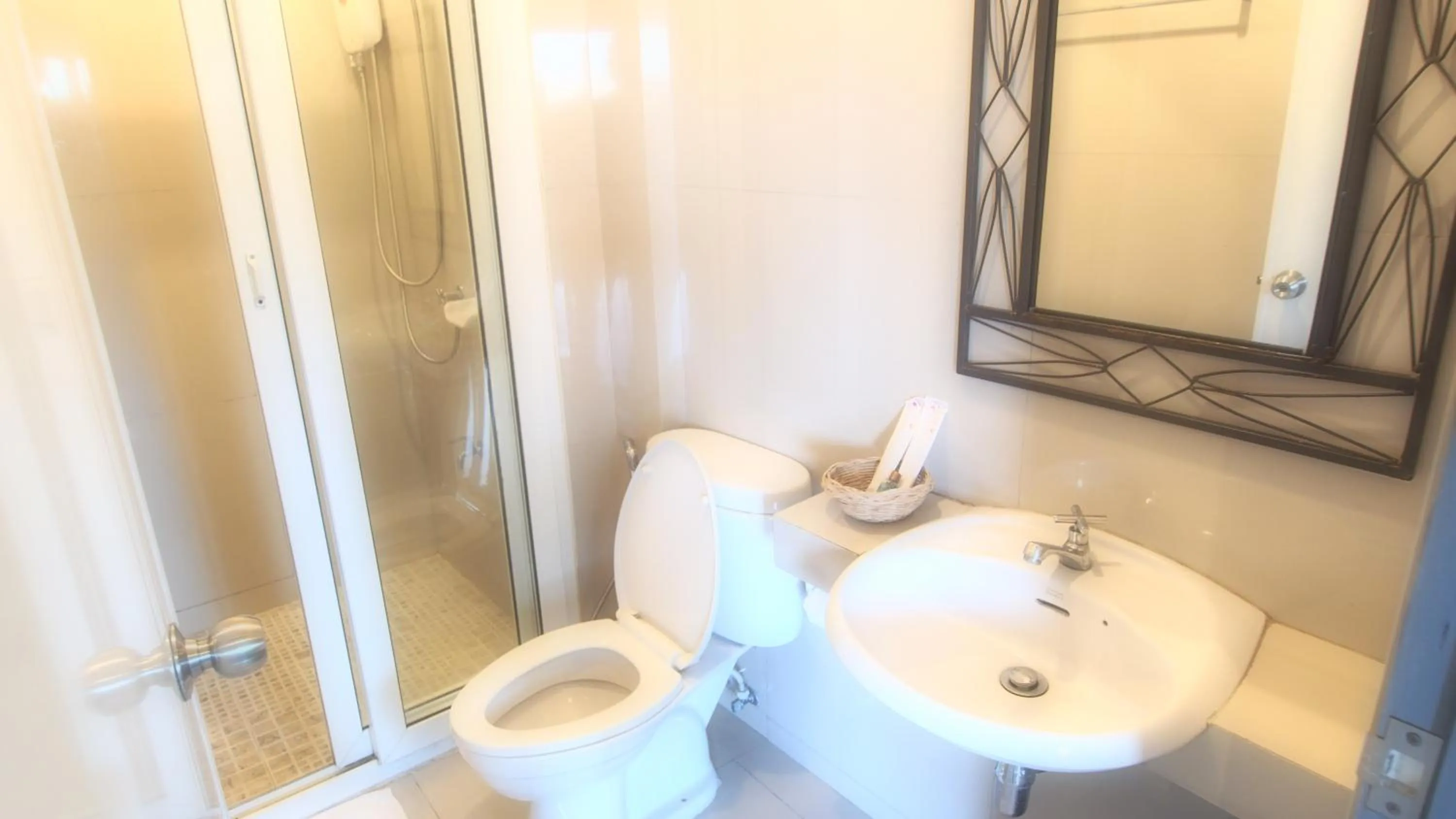 Toilet in ibeyond Apartment Romklao Suvarnabhumi