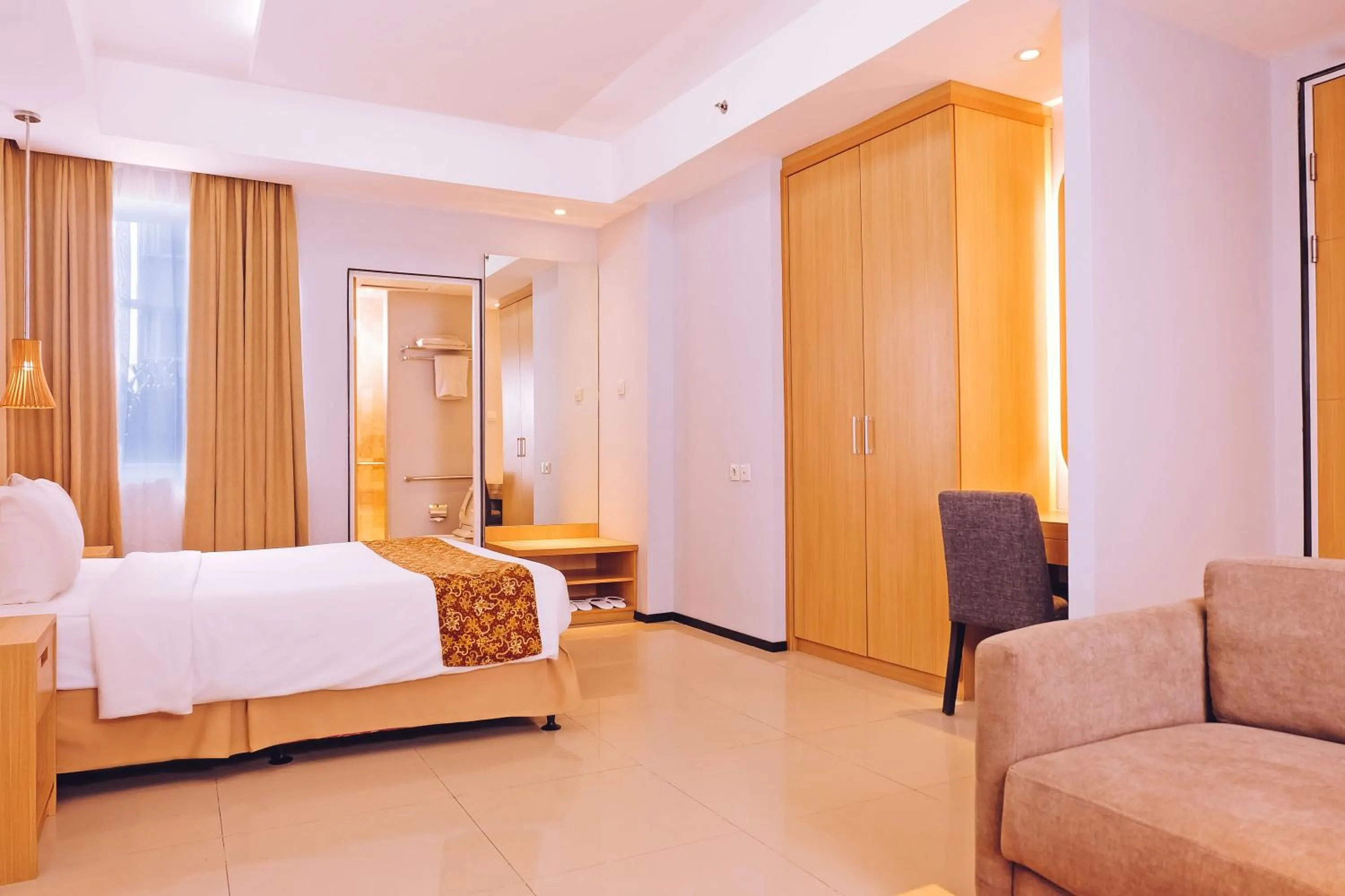 Bedroom, Bed in Golden Tulip Balikpapan Hotel & Suites