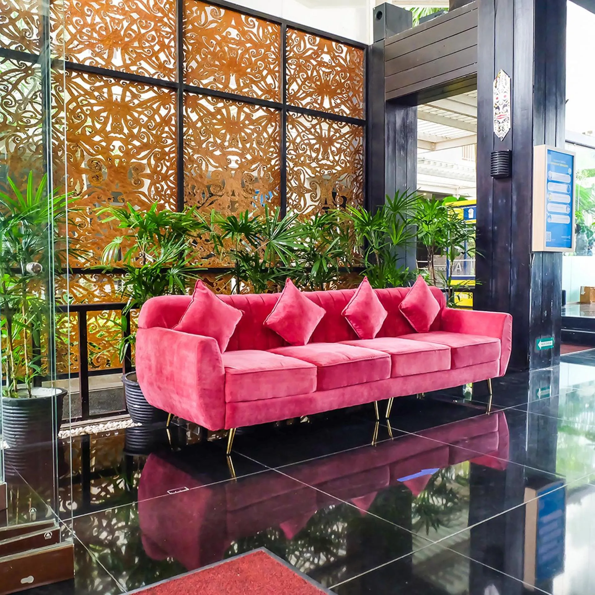 Lobby or reception in Golden Tulip Balikpapan Hotel & Suites