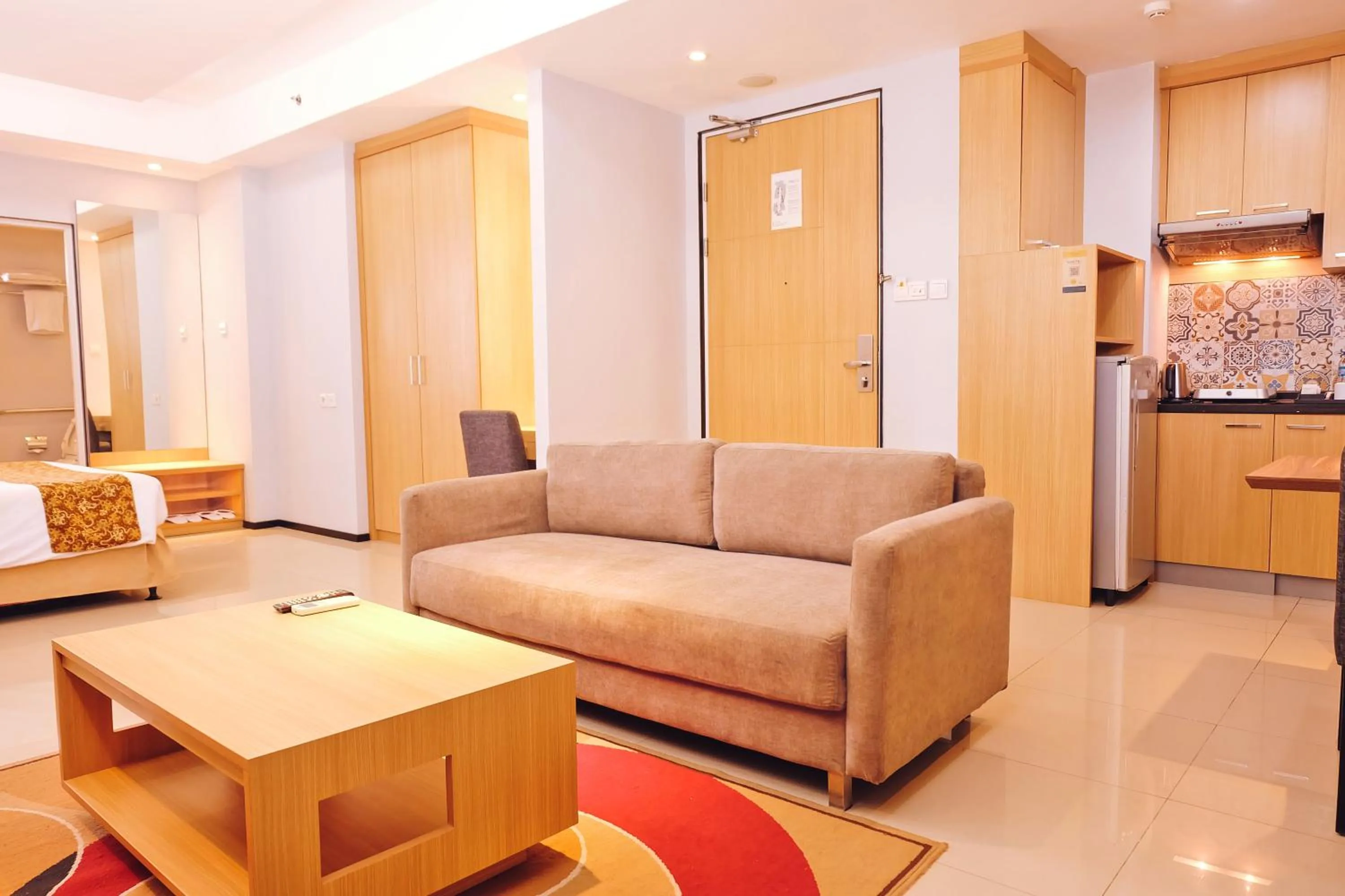 Kitchen or kitchenette in Golden Tulip Balikpapan Hotel & Suites