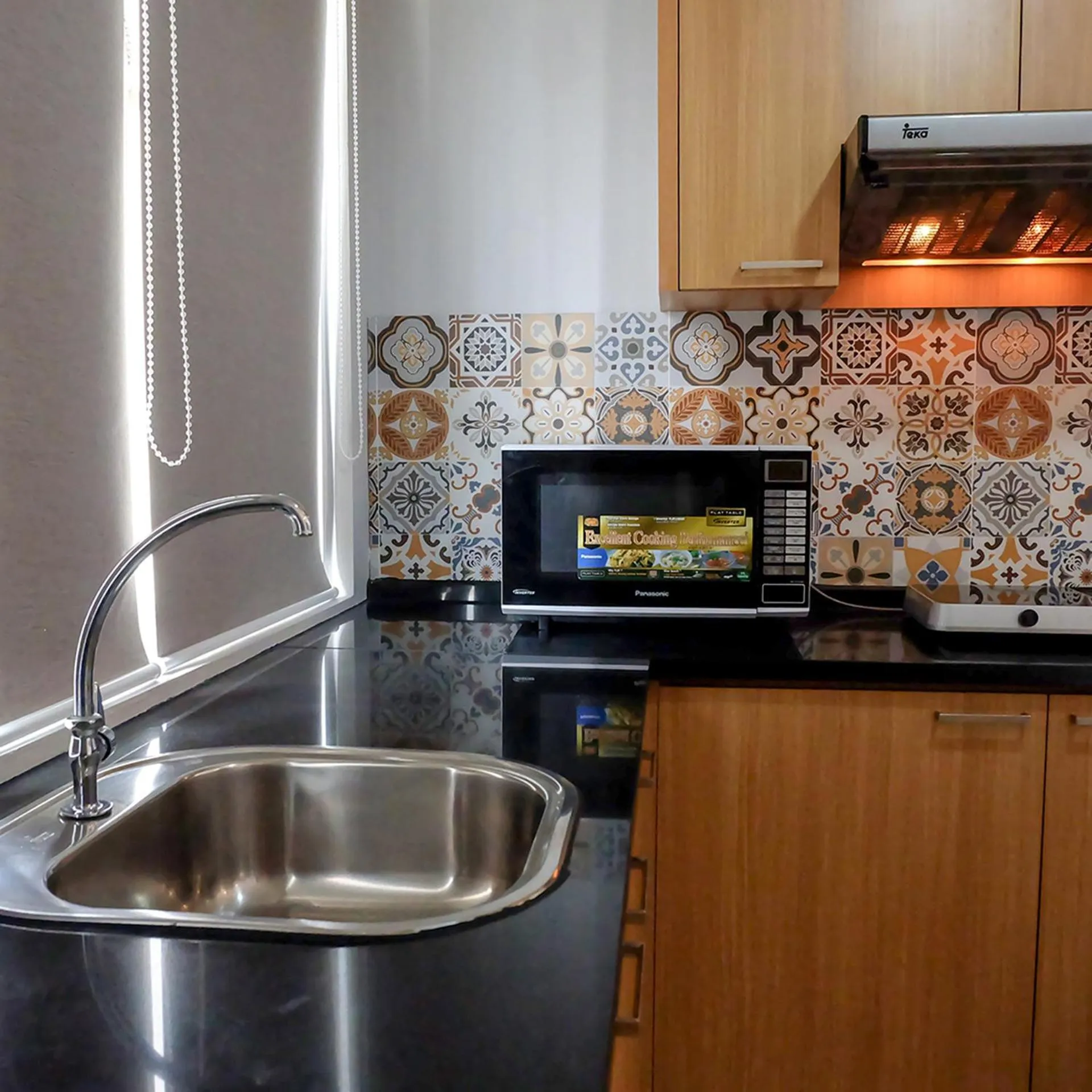 Kitchen or kitchenette in Golden Tulip Balikpapan Hotel & Suites