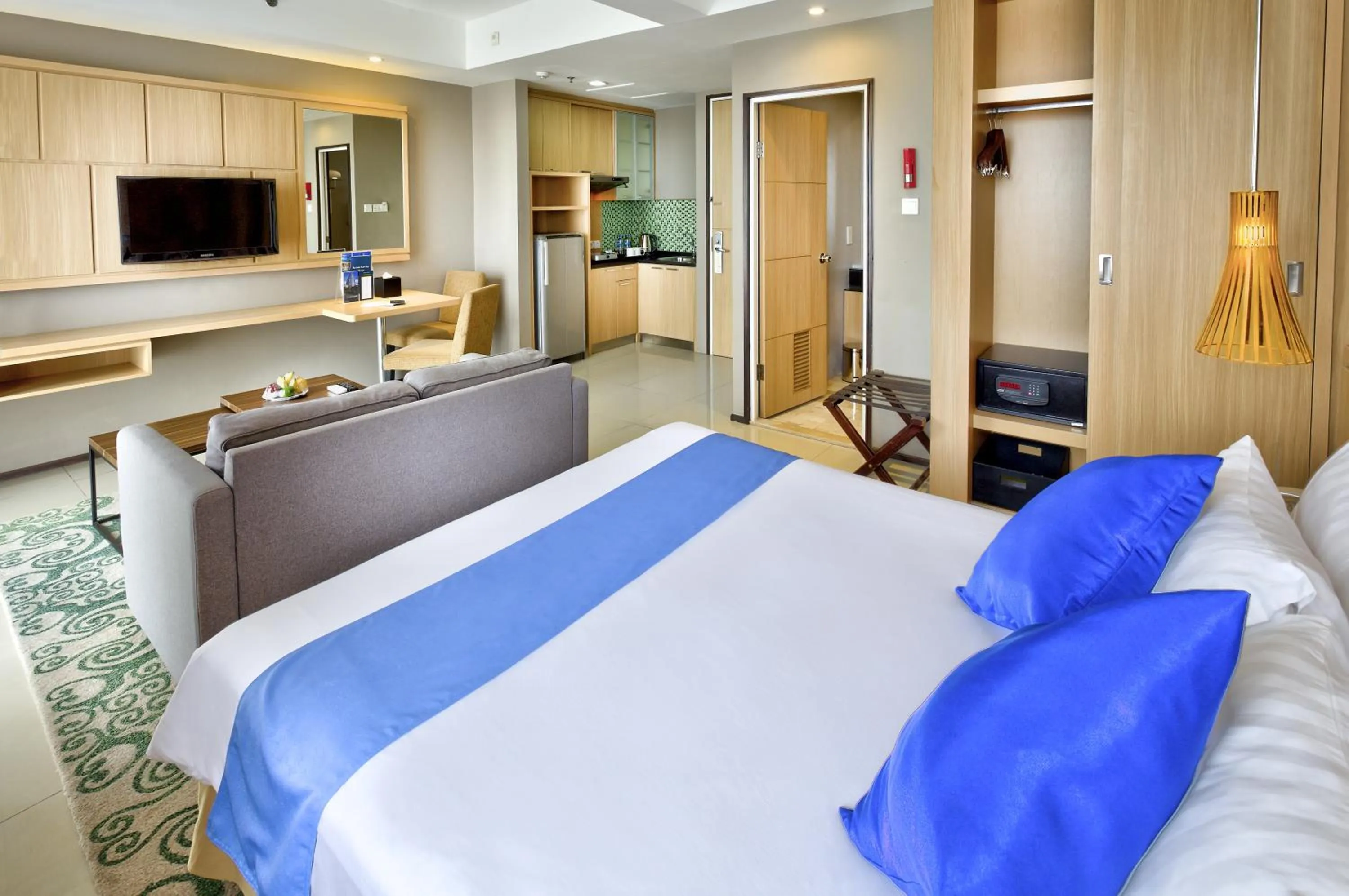 Bedroom, Bed in Golden Tulip Balikpapan Hotel & Suites