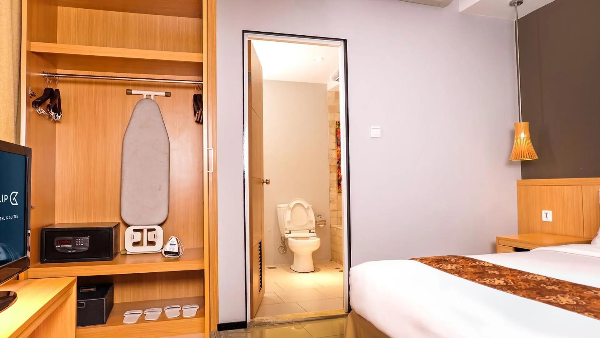 Bedroom, Bed in Golden Tulip Balikpapan Hotel & Suites