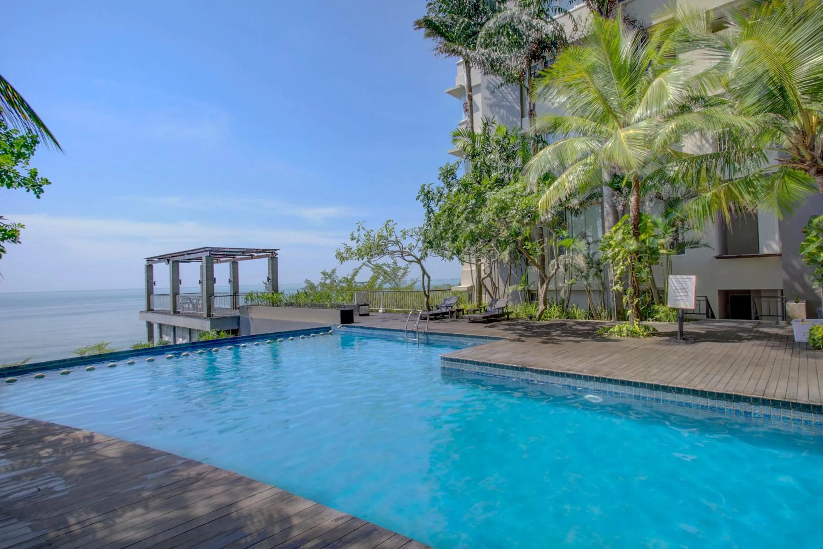 Swimming pool in Golden Tulip Balikpapan Hotel & Suites