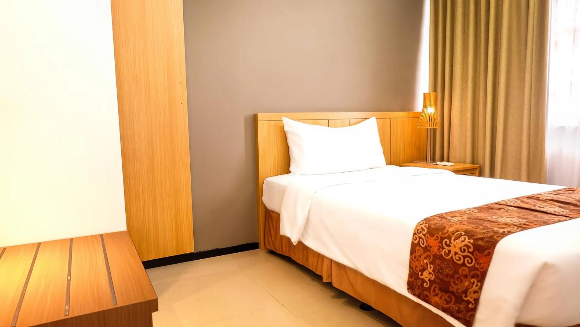 Bedroom, Bed in Golden Tulip Balikpapan Hotel & Suites