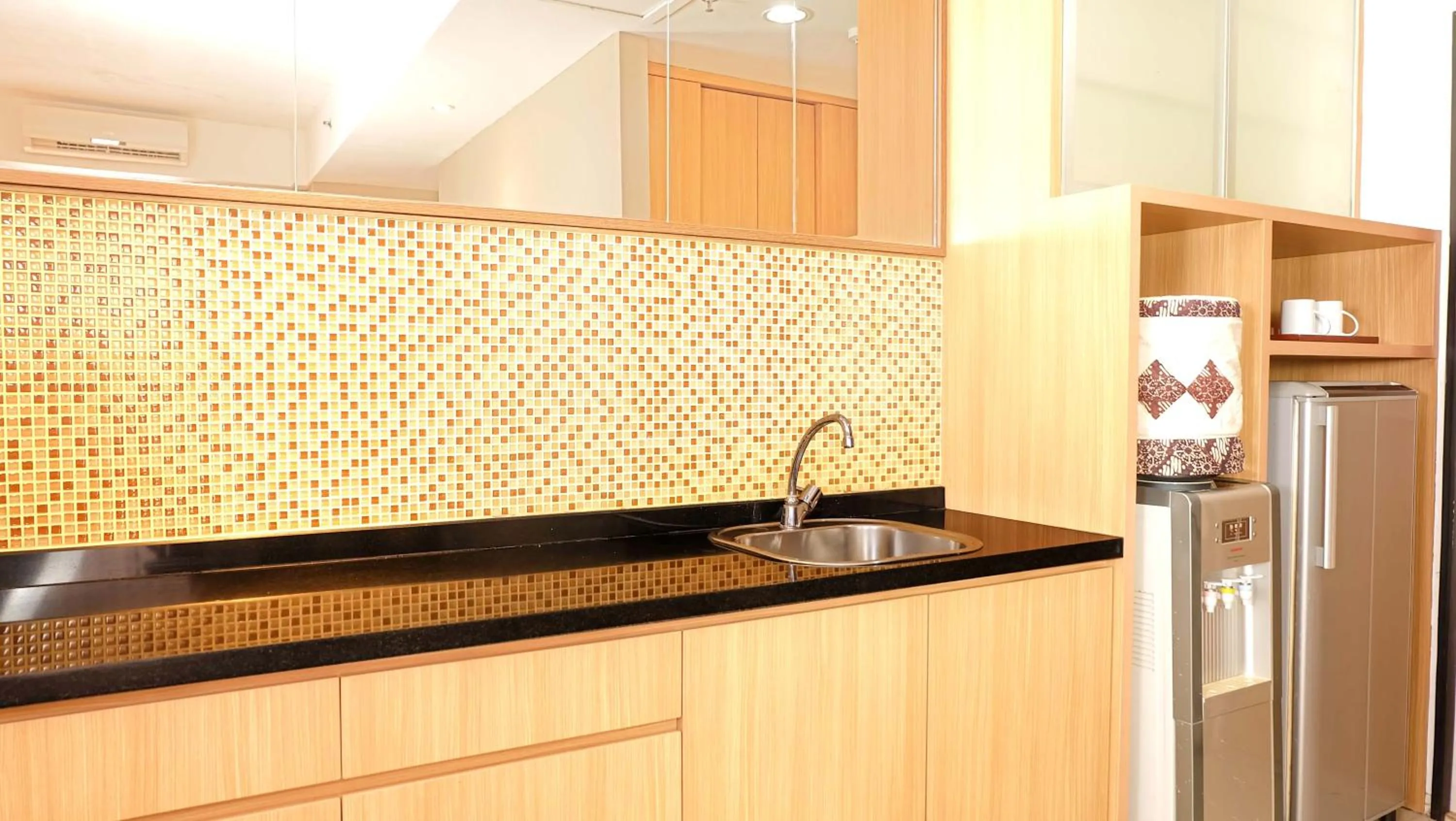 Kitchen or kitchenette in Golden Tulip Balikpapan Hotel & Suites
