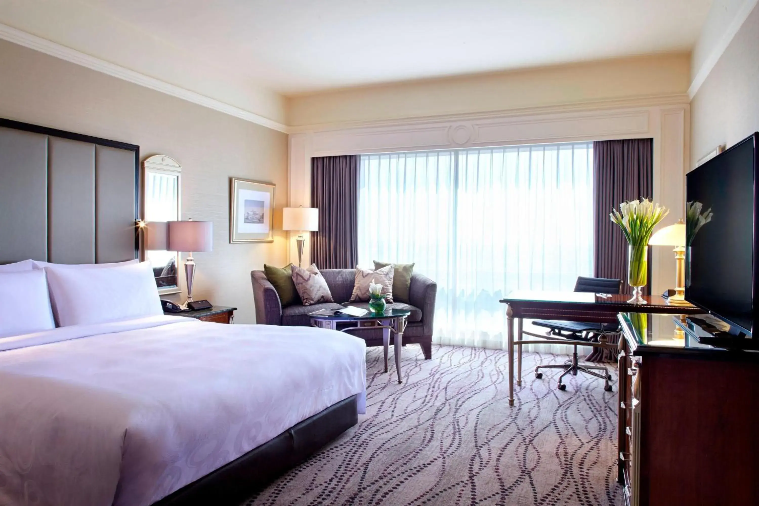 King Room with City View in JW Marriott Hotel Surabaya King Room with City View in JW Marriott Hotel Surabaya