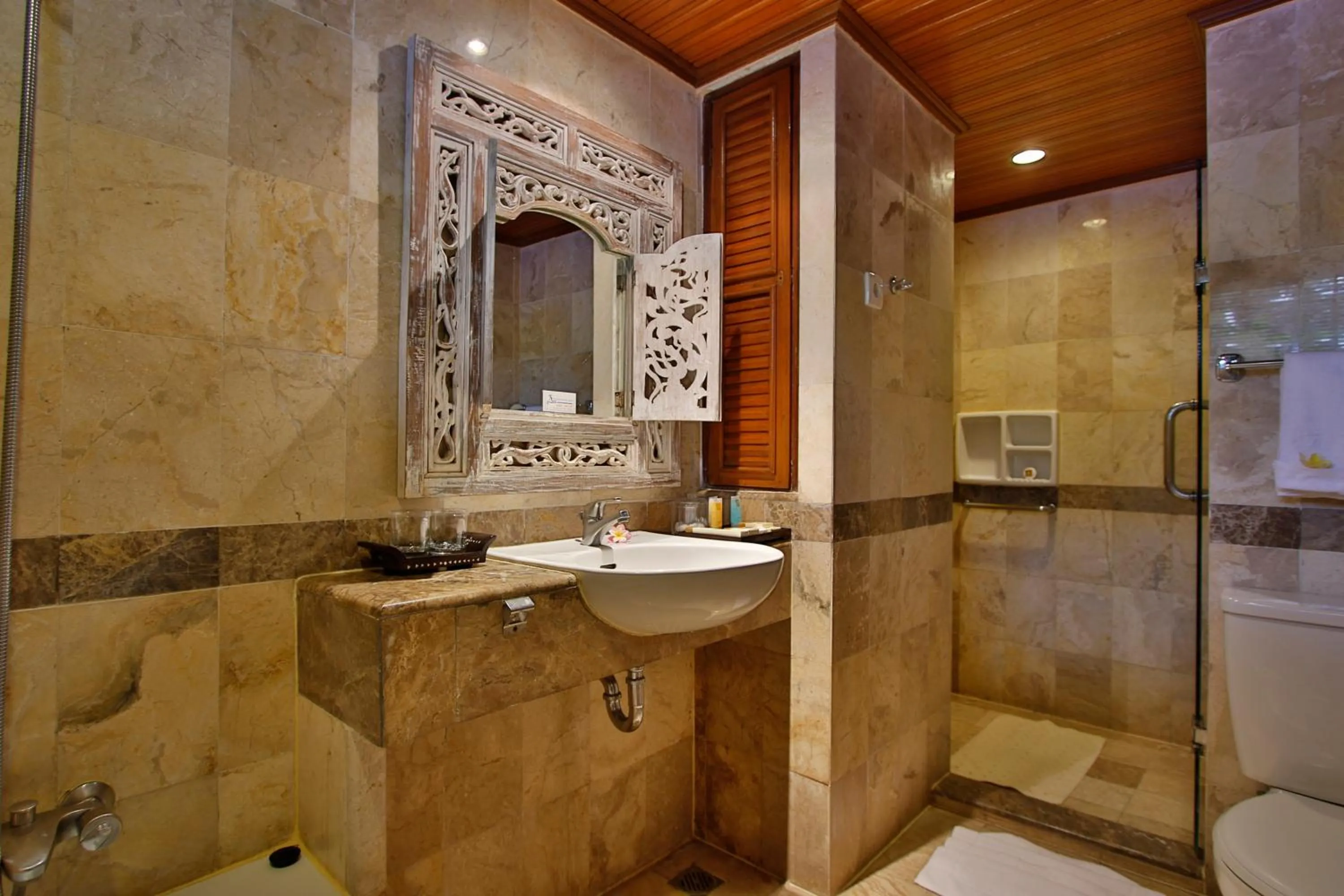 Shower in Jayakarta Hotel Lombok