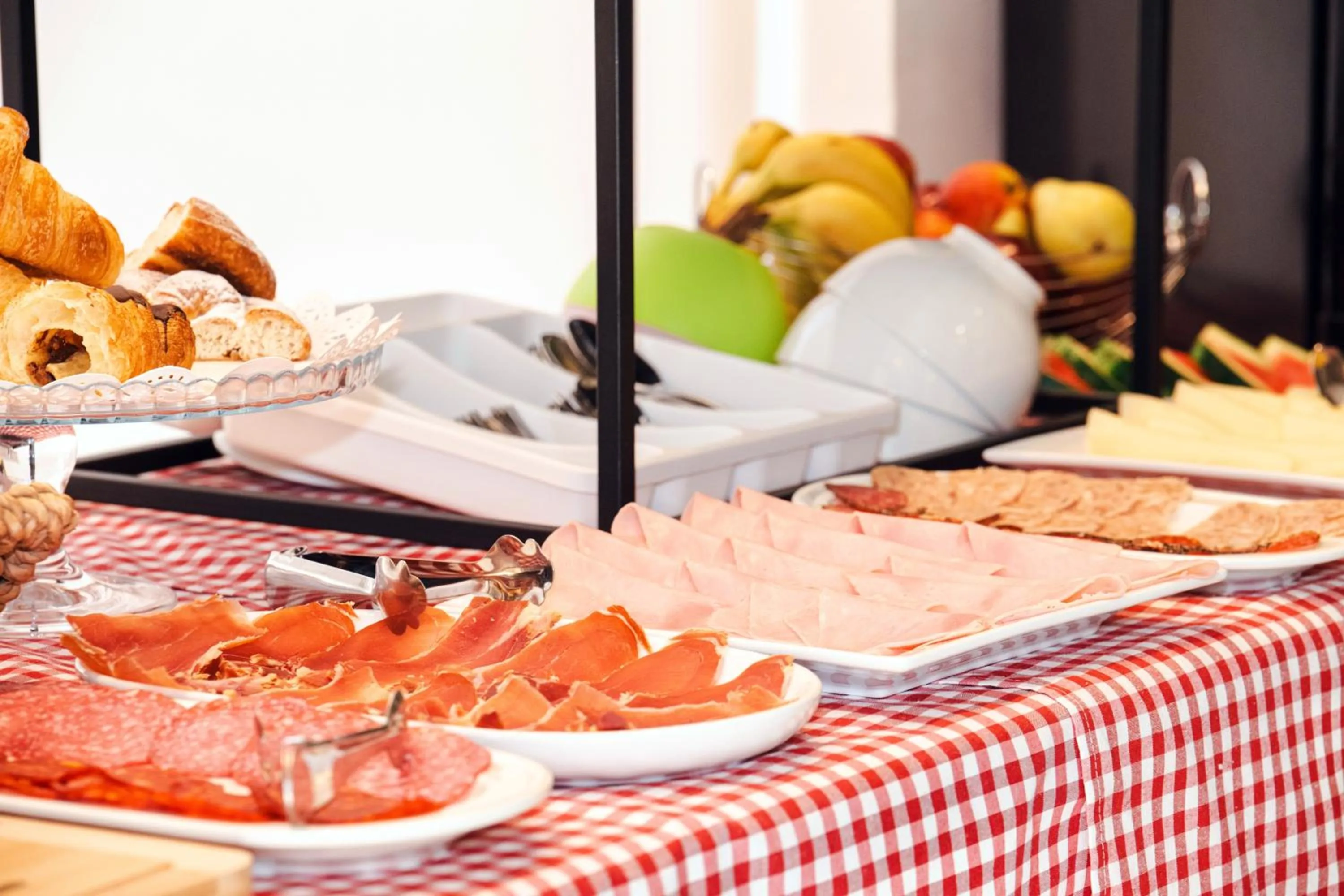 Buffet breakfast in Hotel Plaça
