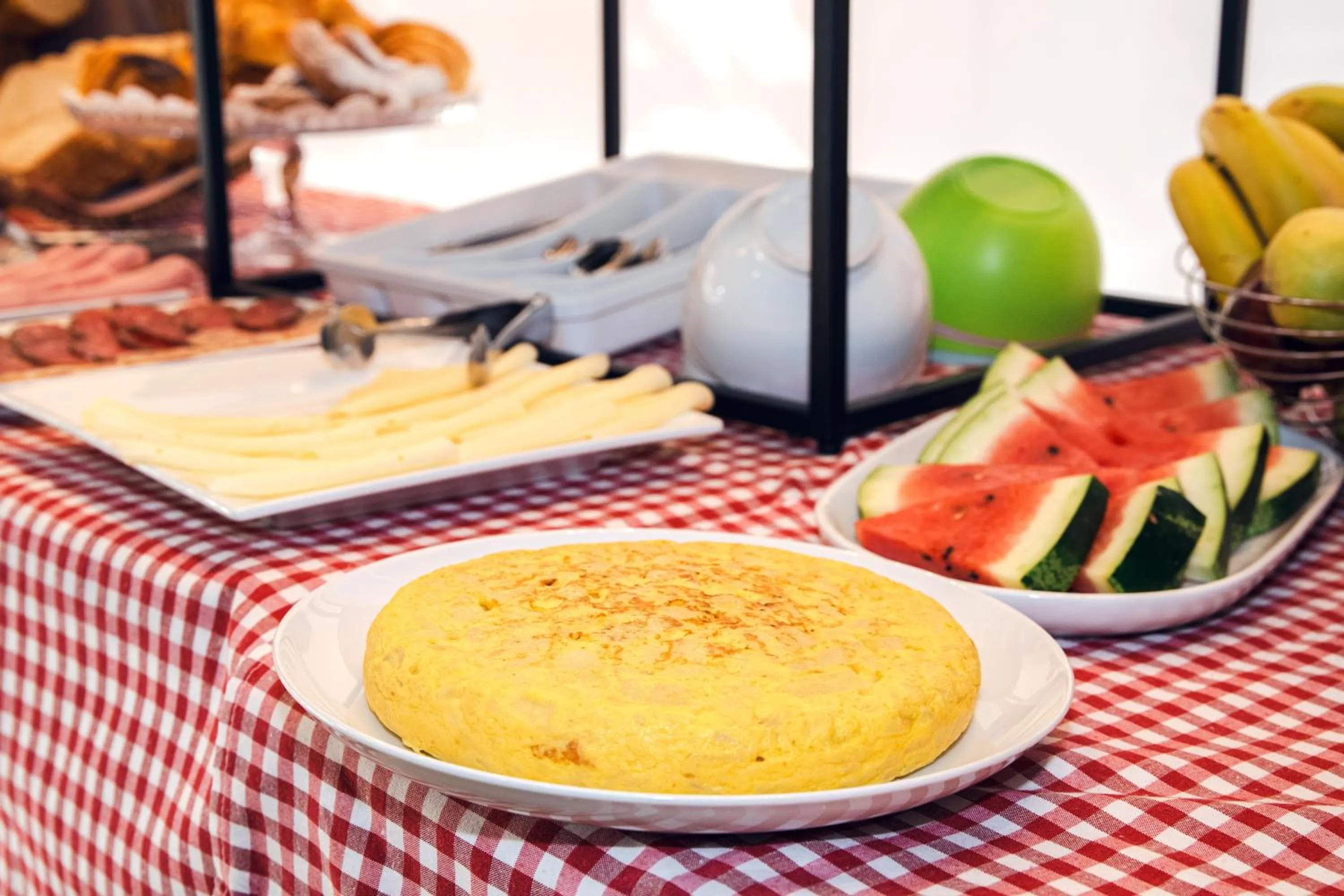 Buffet breakfast in Hotel Plaça