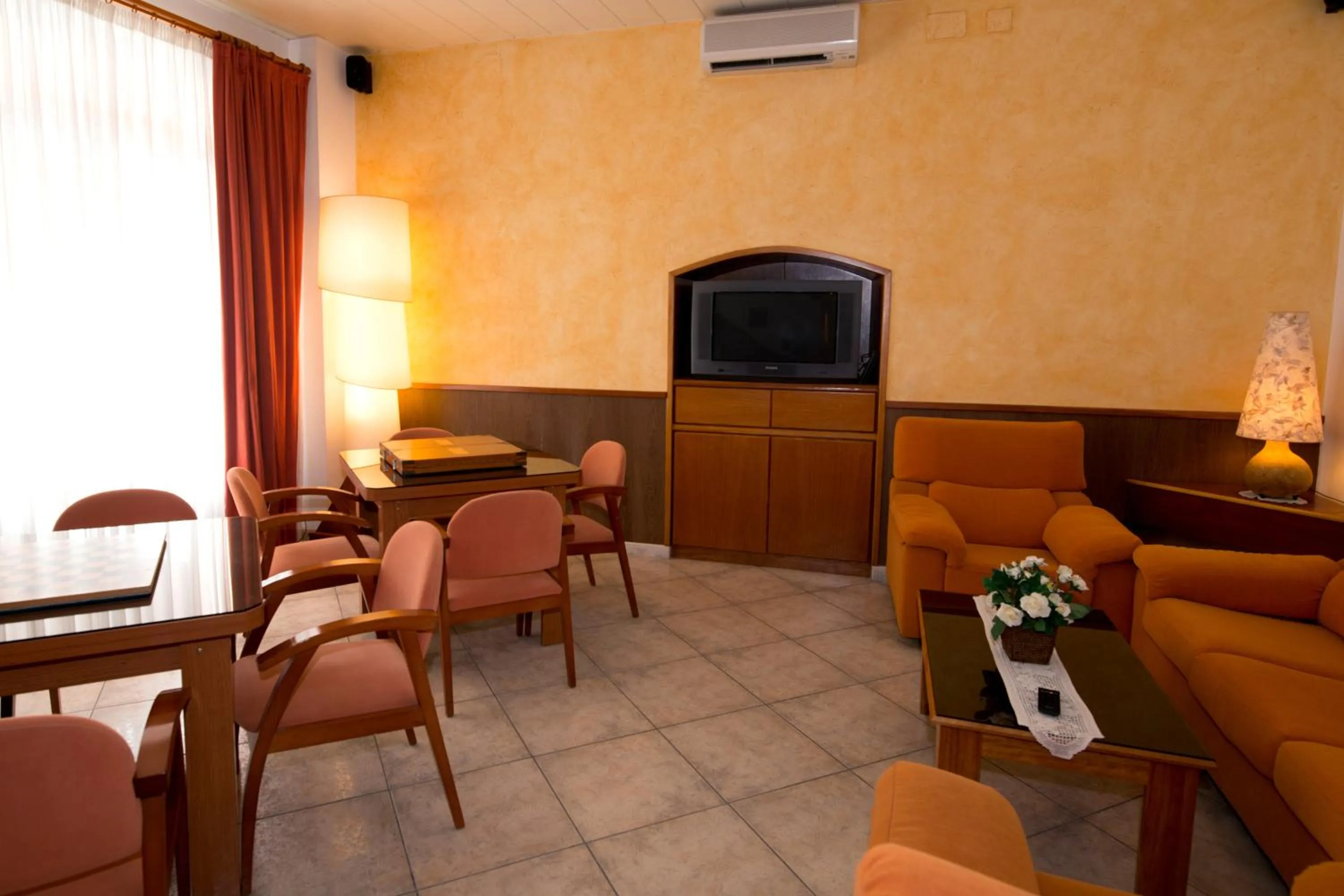 Communal lounge/ TV room in Hotel Plaça