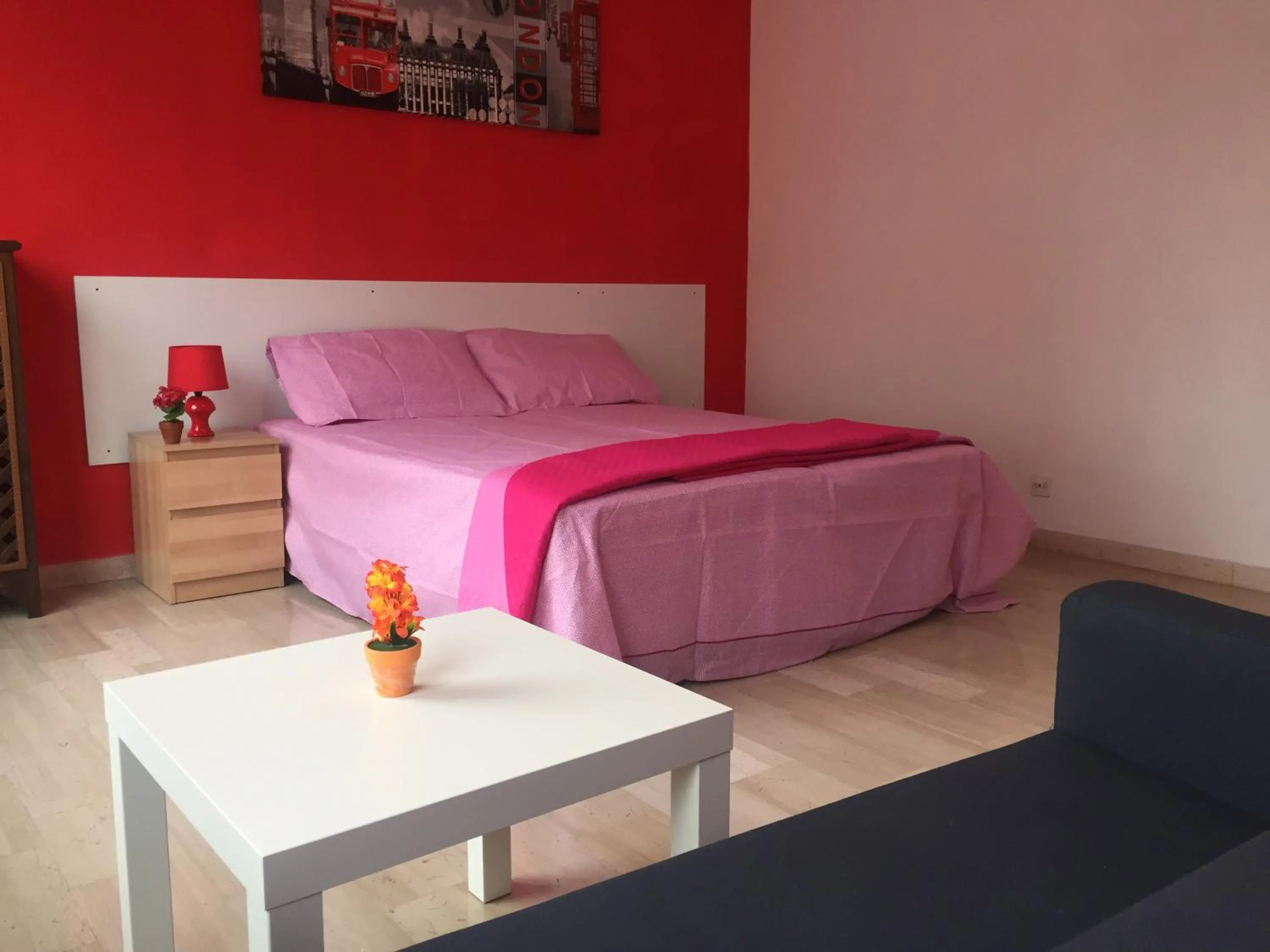 Photo of the whole room, Bed in Venice Dream