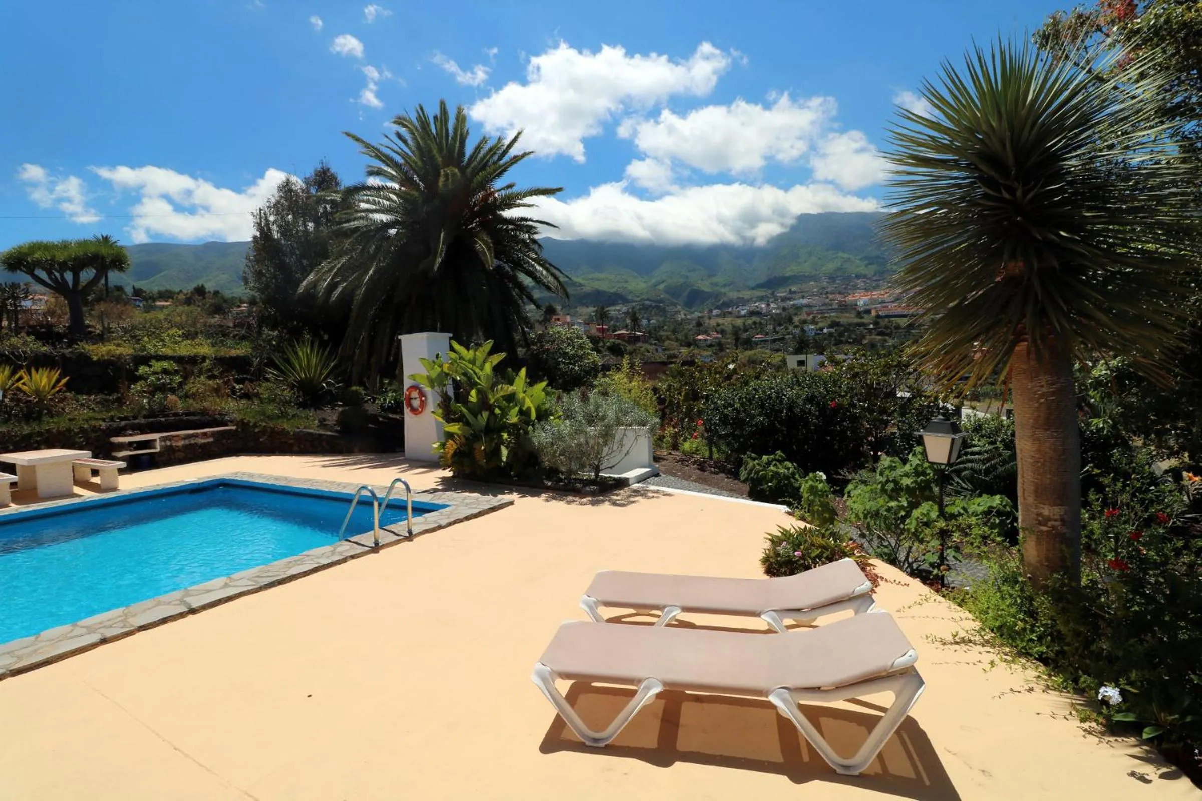 Spring in Apartamentos Miranda