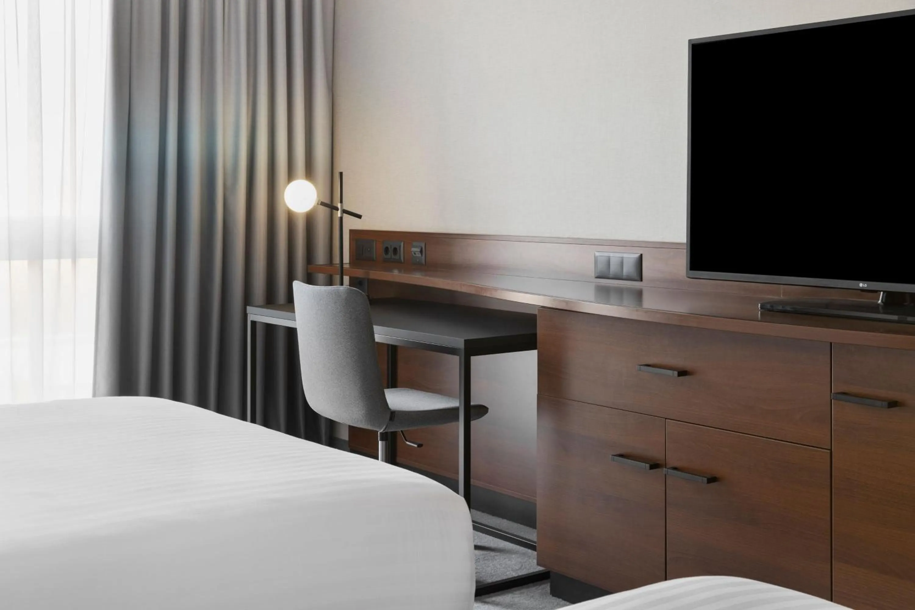 Photo of the whole room, Bed in Courtyard by Marriott Basel