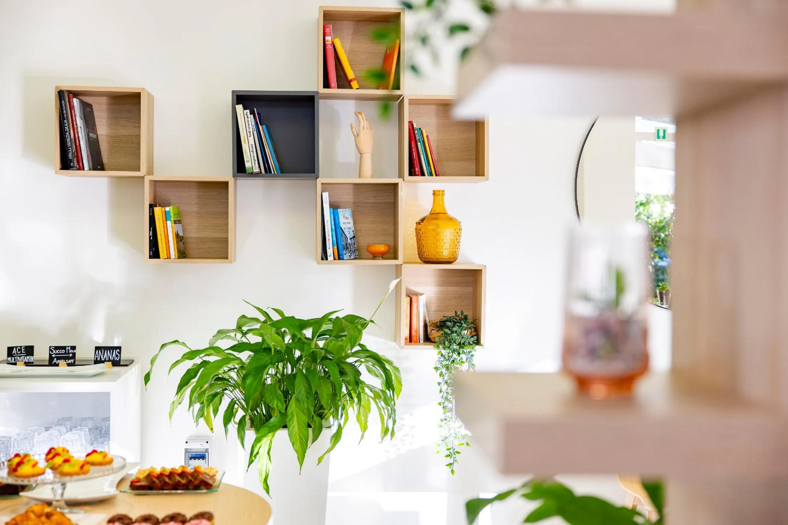 Restaurant/places to eat in Hotel Bahia