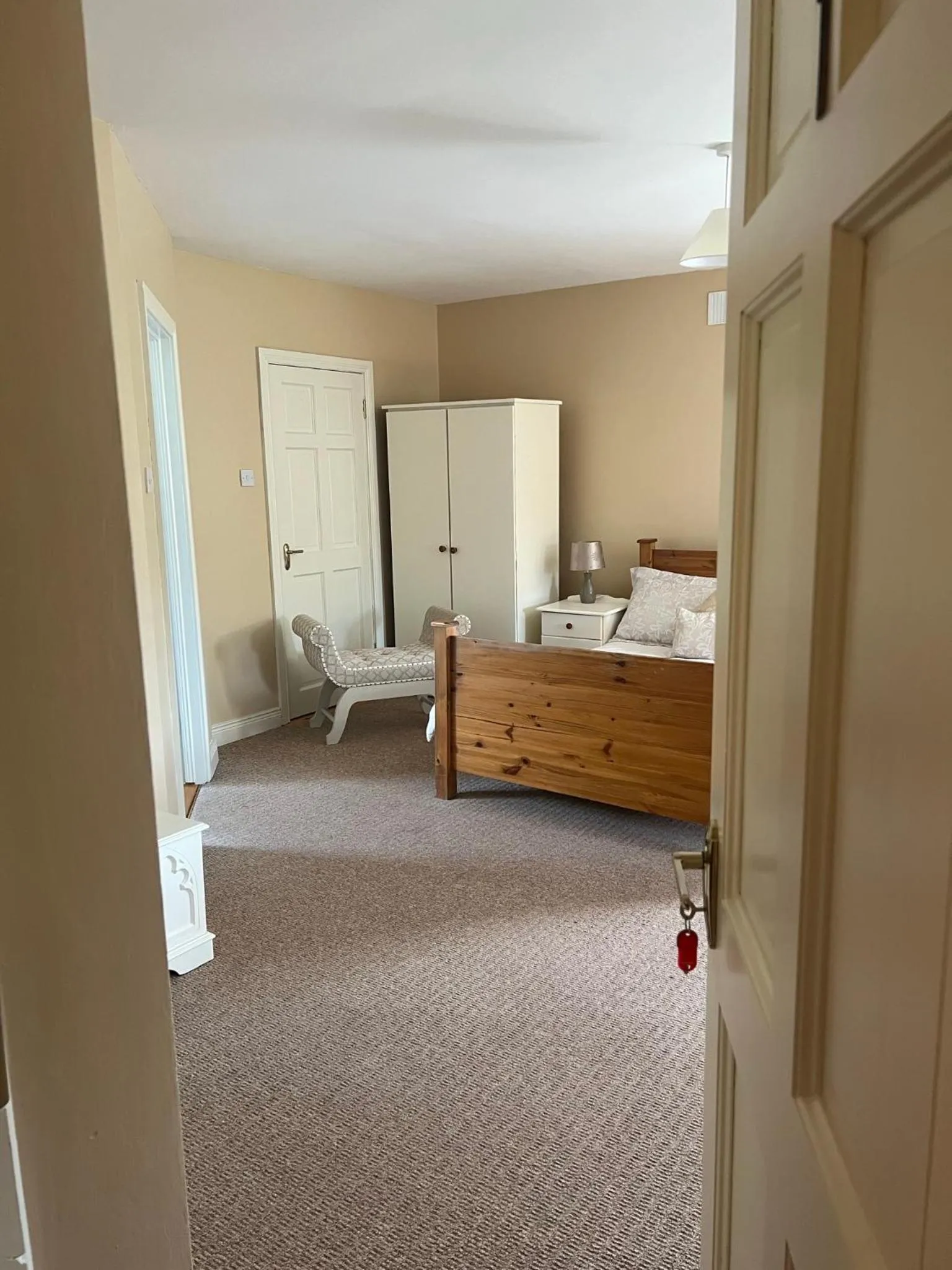 Bed in Heeneys Lodge B&B