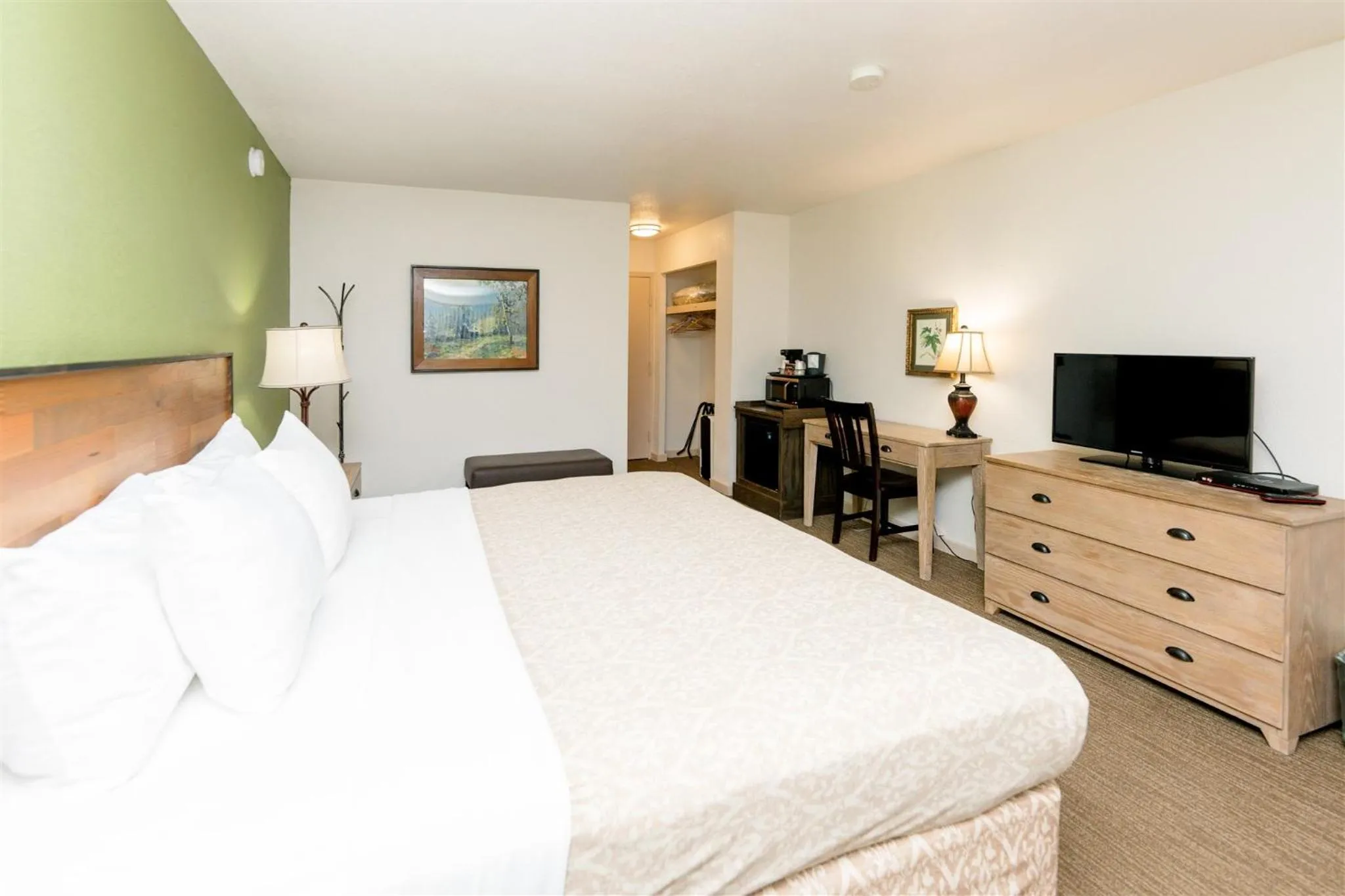 Bedroom, Bed in Brown County Inn