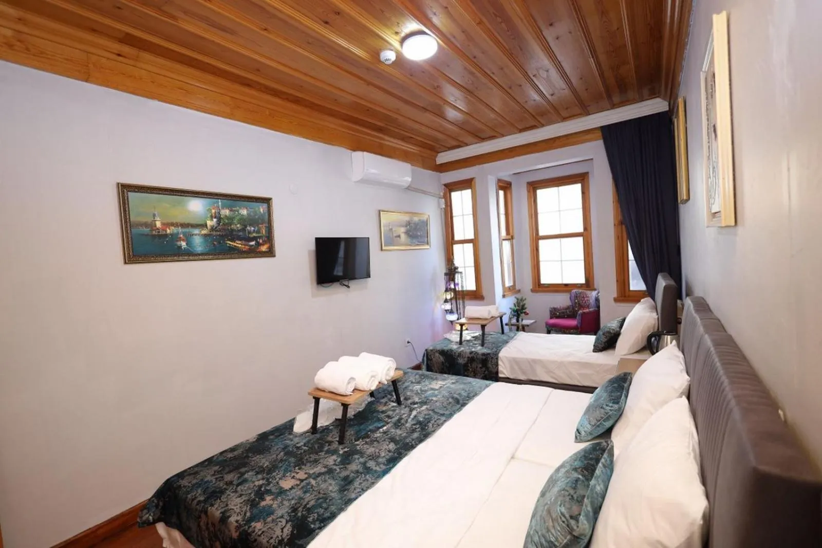 Communal lounge/ TV room, Bed in The Trip istanbul Hotel