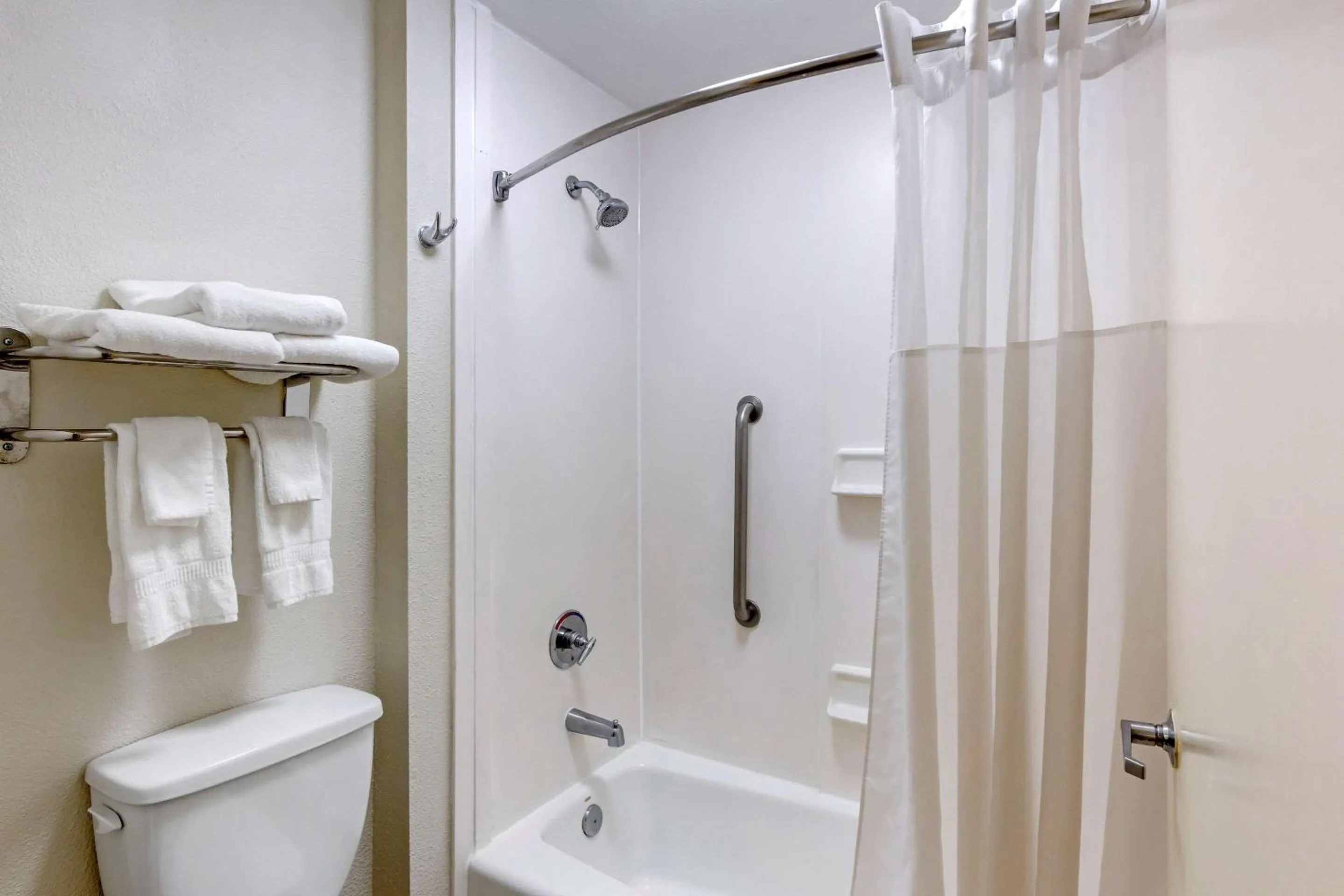 Bathroom in Quality Inn Walterboro I-95