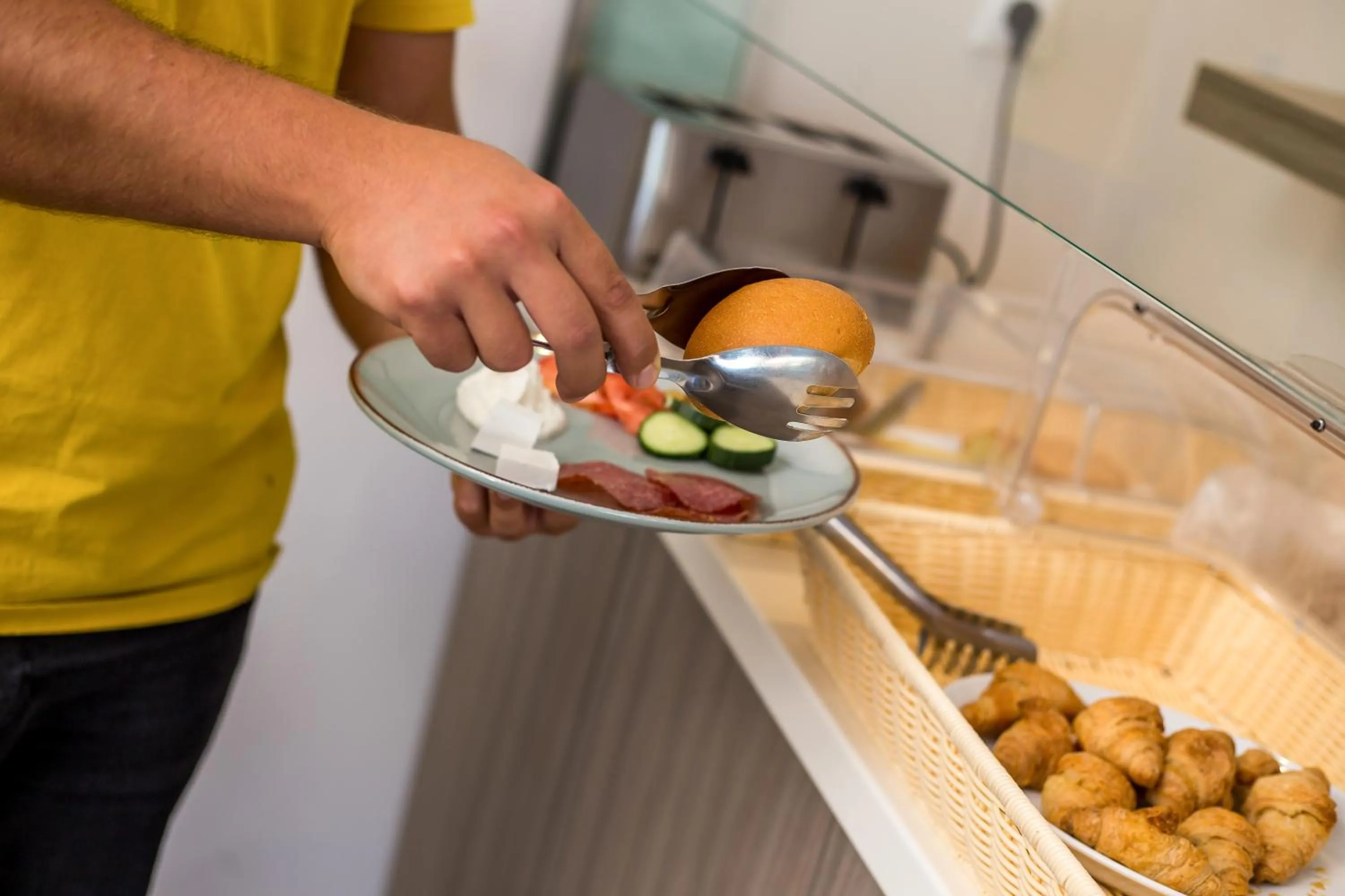 Restaurant/places to eat in Dias Studios & Suites