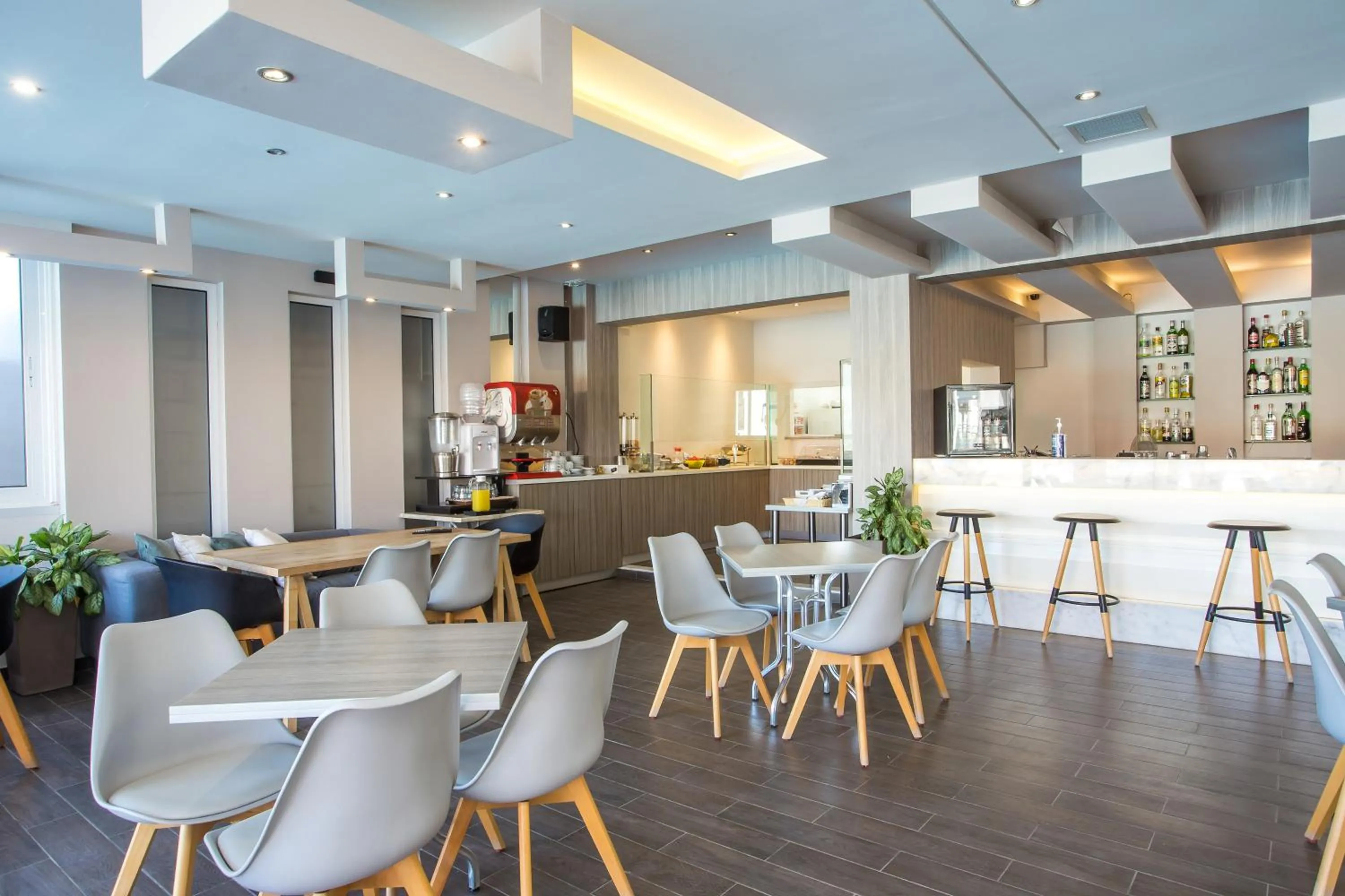 Restaurant/places to eat in Dias Studios & Suites