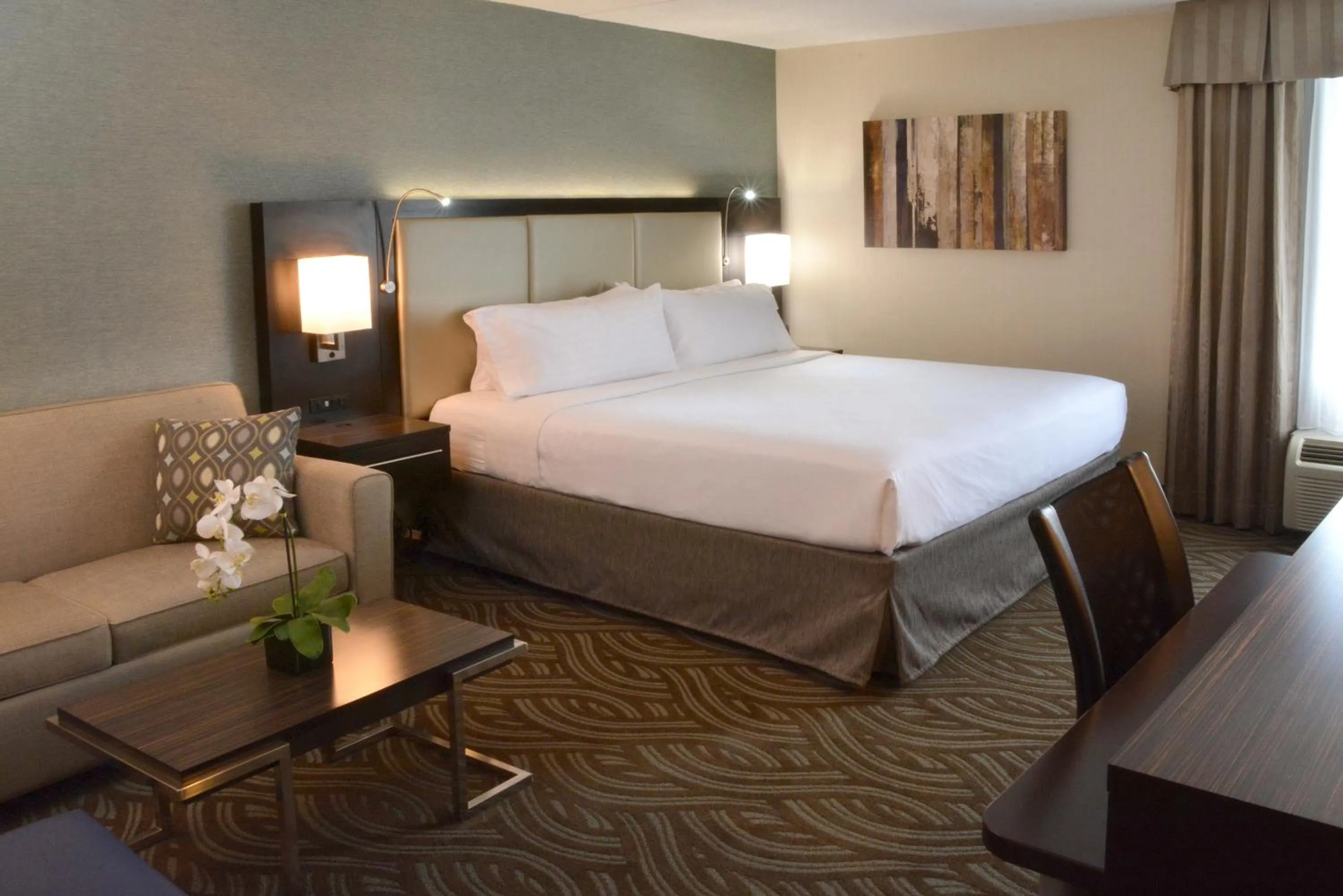Bed in Holiday Inn Youngstown-South - Boardman by IHG