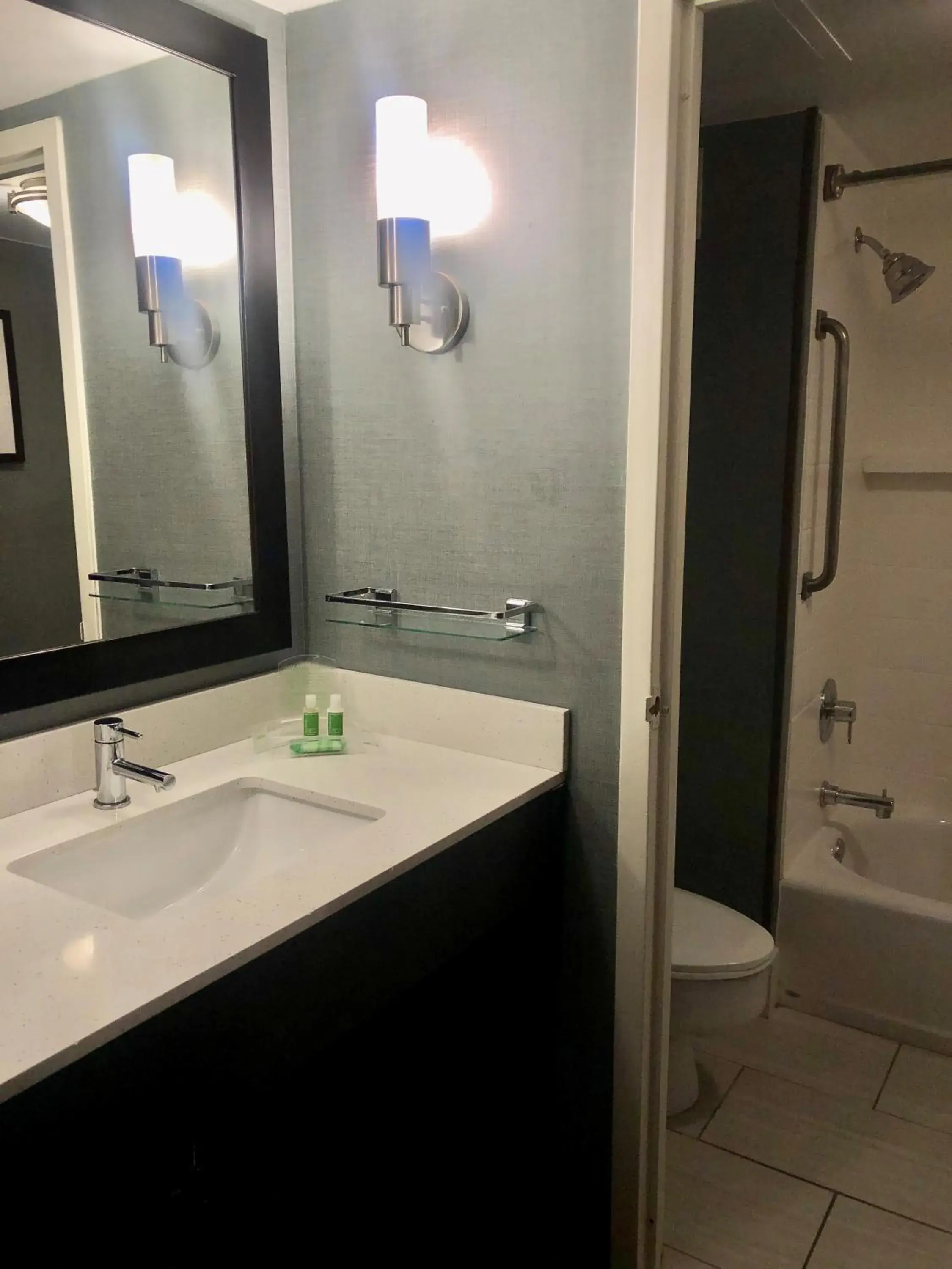 Standard Queen Room with Two Queen Beds and Tub - Mobility/Communications Accessible in Holiday Inn Youngstown-South - Boardman by IHG Standard Queen Room with Two Queen Beds and Tub - Mobility/Communications Accessible in Holiday Inn Youngstown-South - Boardman by IHG
