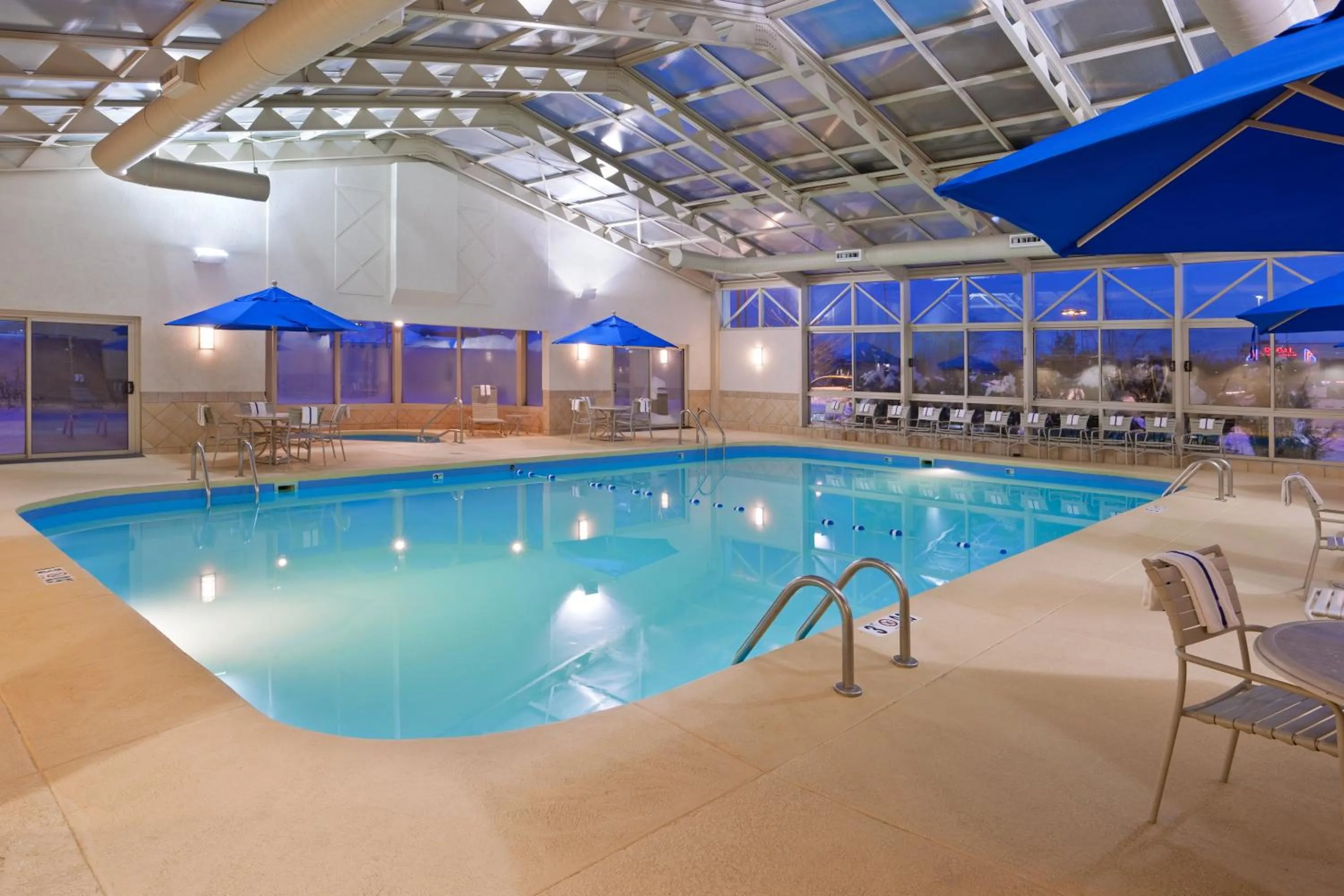Swimming pool in Holiday Inn Youngstown-South - Boardman by IHG