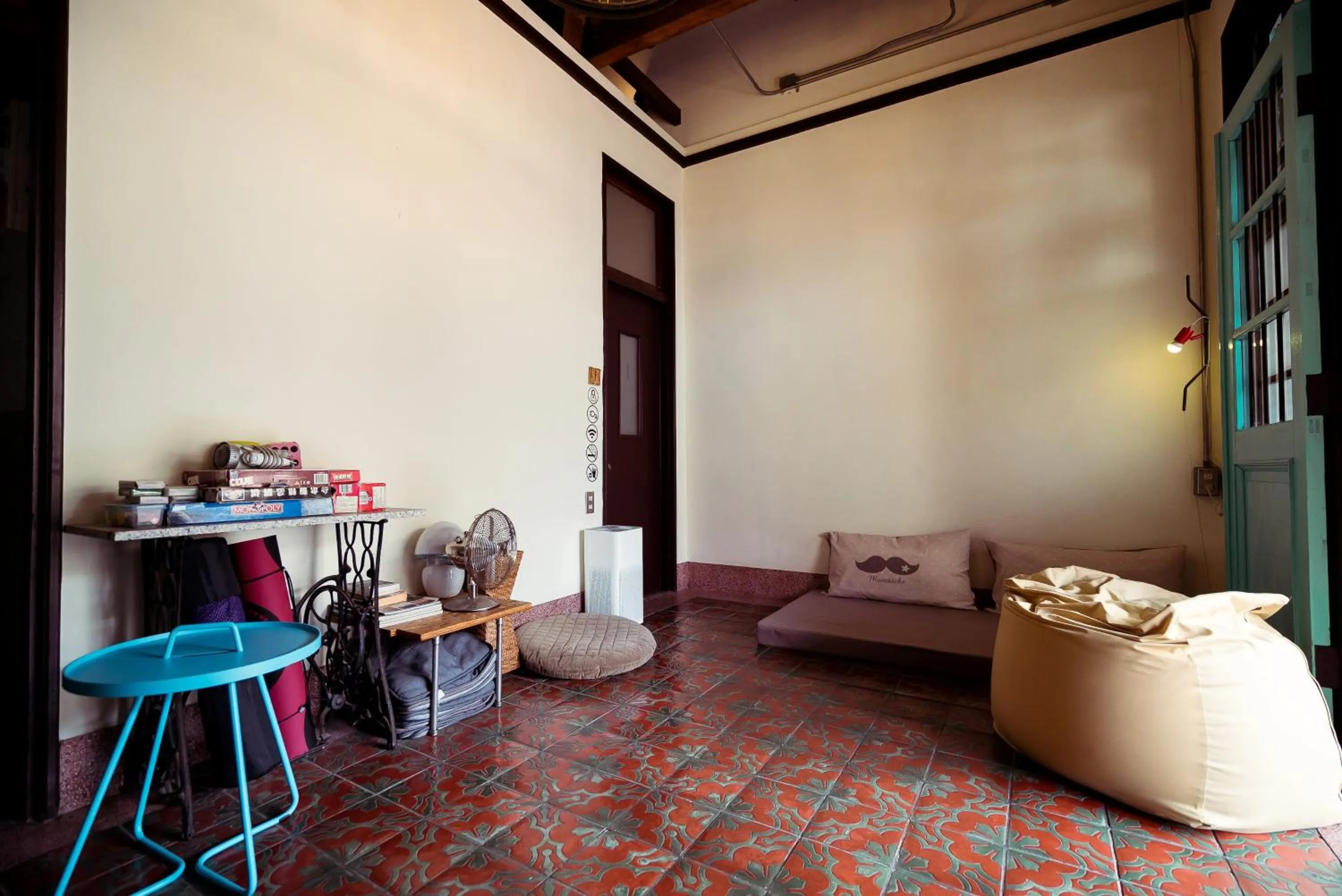 Communal lounge/ TV room in With Inn Hostel