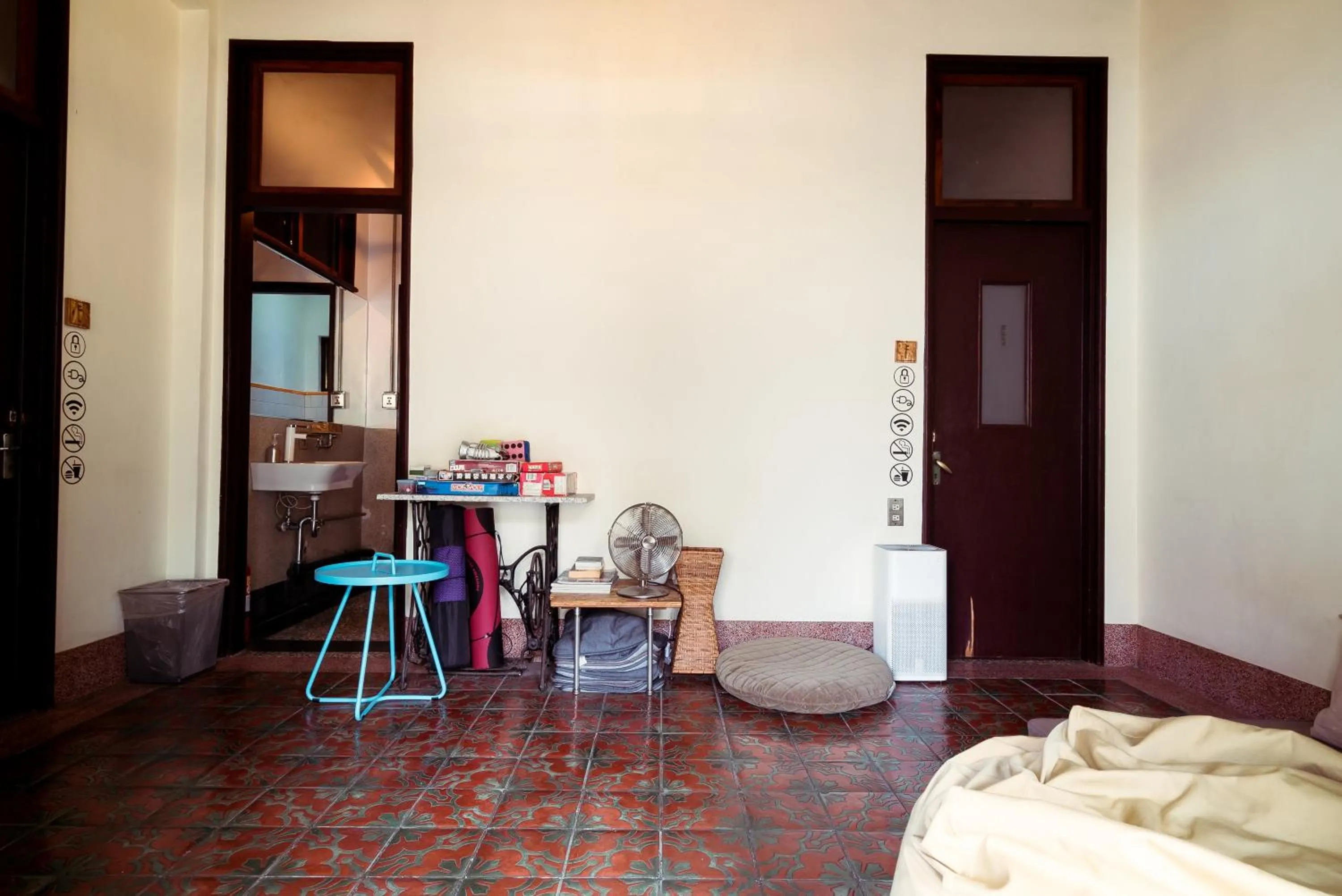 Communal lounge/ TV room, Bed in With Inn Hostel