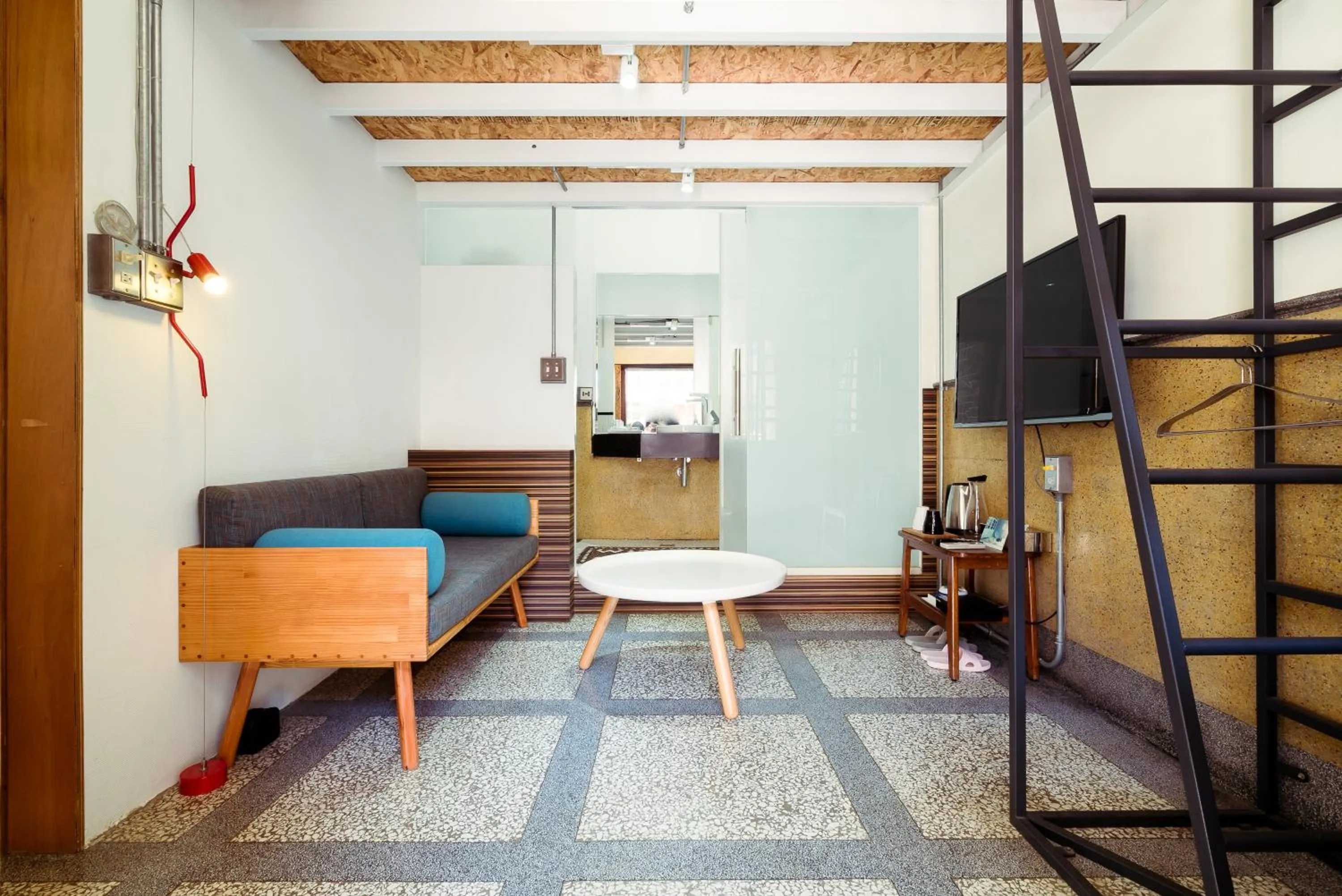 Living room, Bed in With Inn Hostel