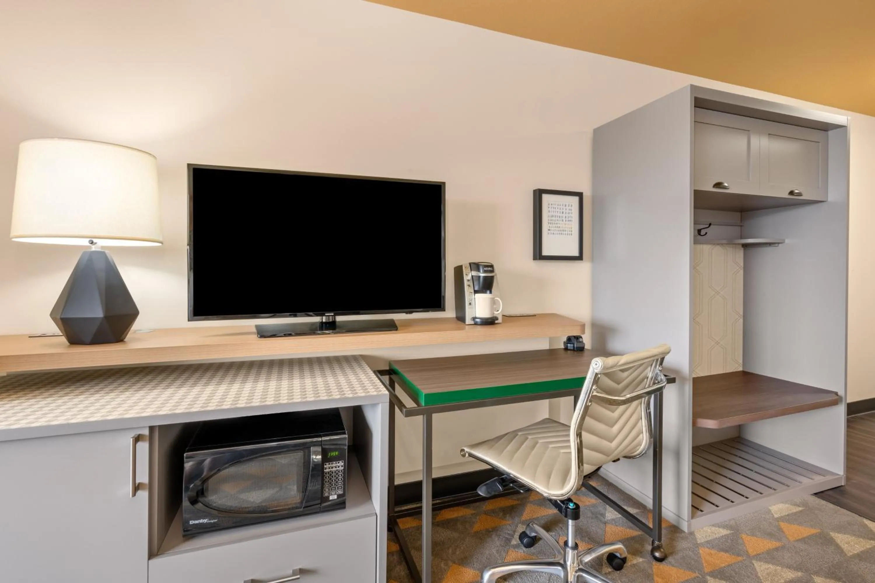 Photo of the whole room in Holiday Inn Yakima by IHG