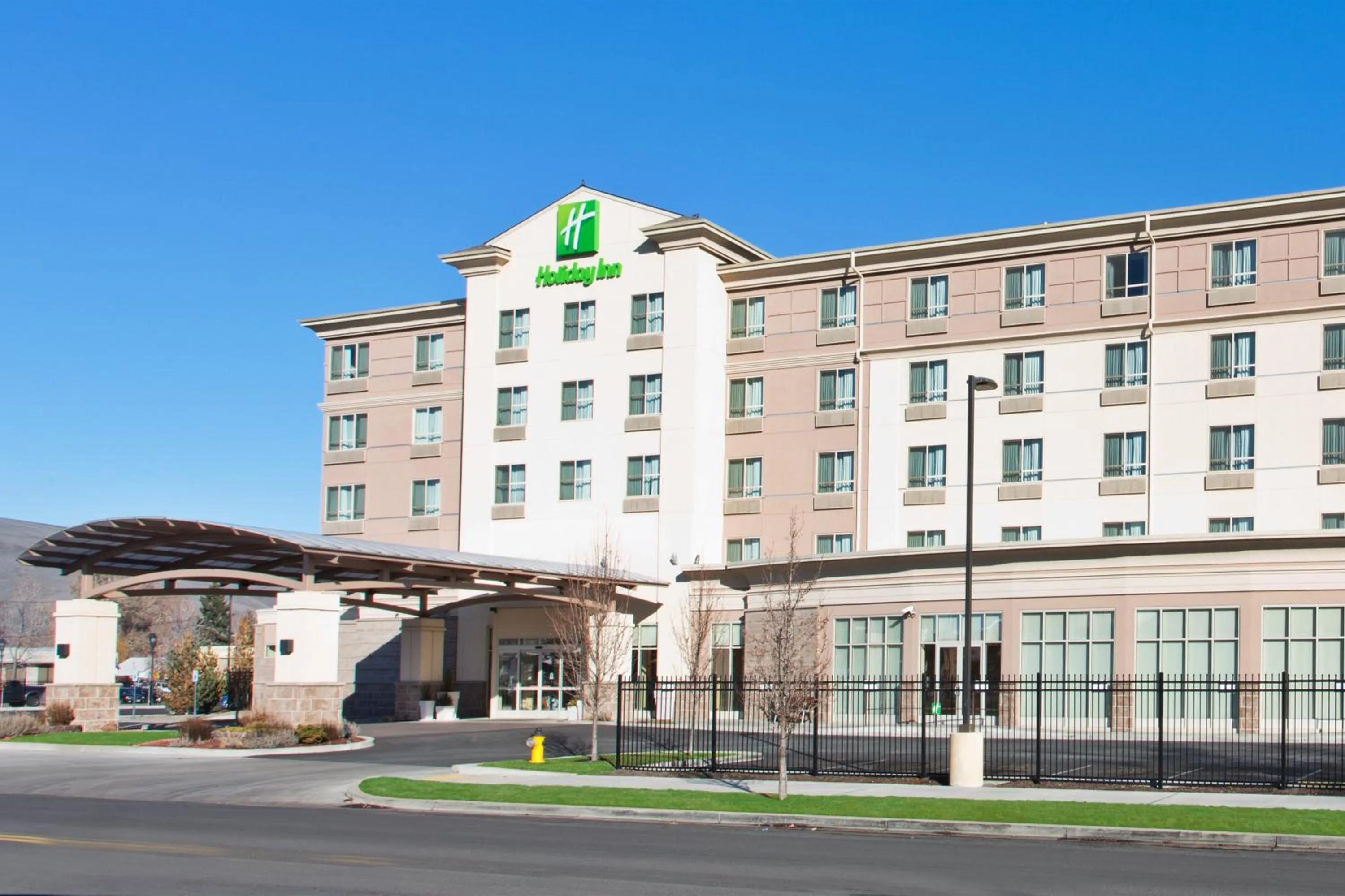 Property building in Holiday Inn Yakima by IHG