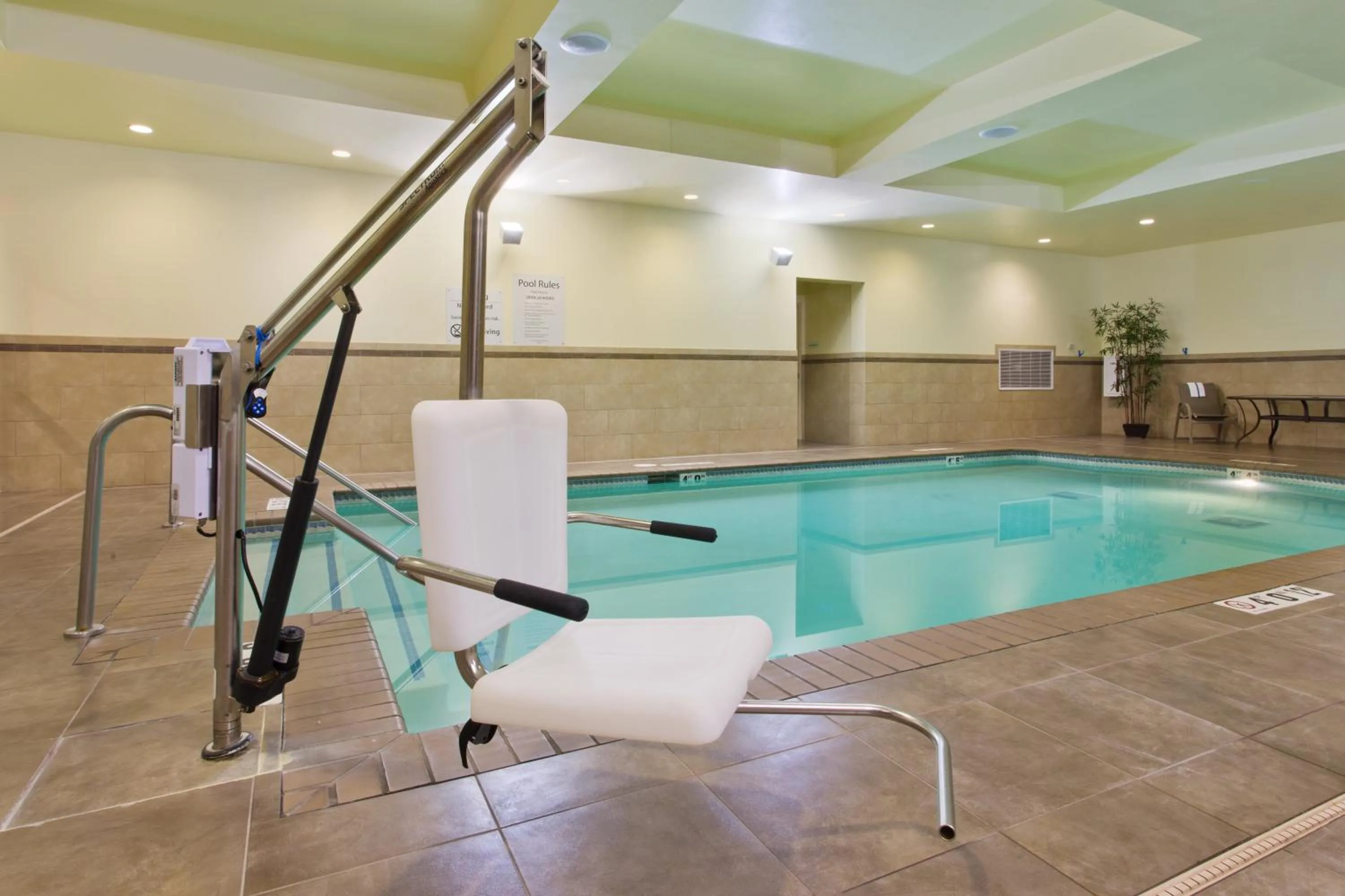Swimming pool in Holiday Inn Yakima by IHG