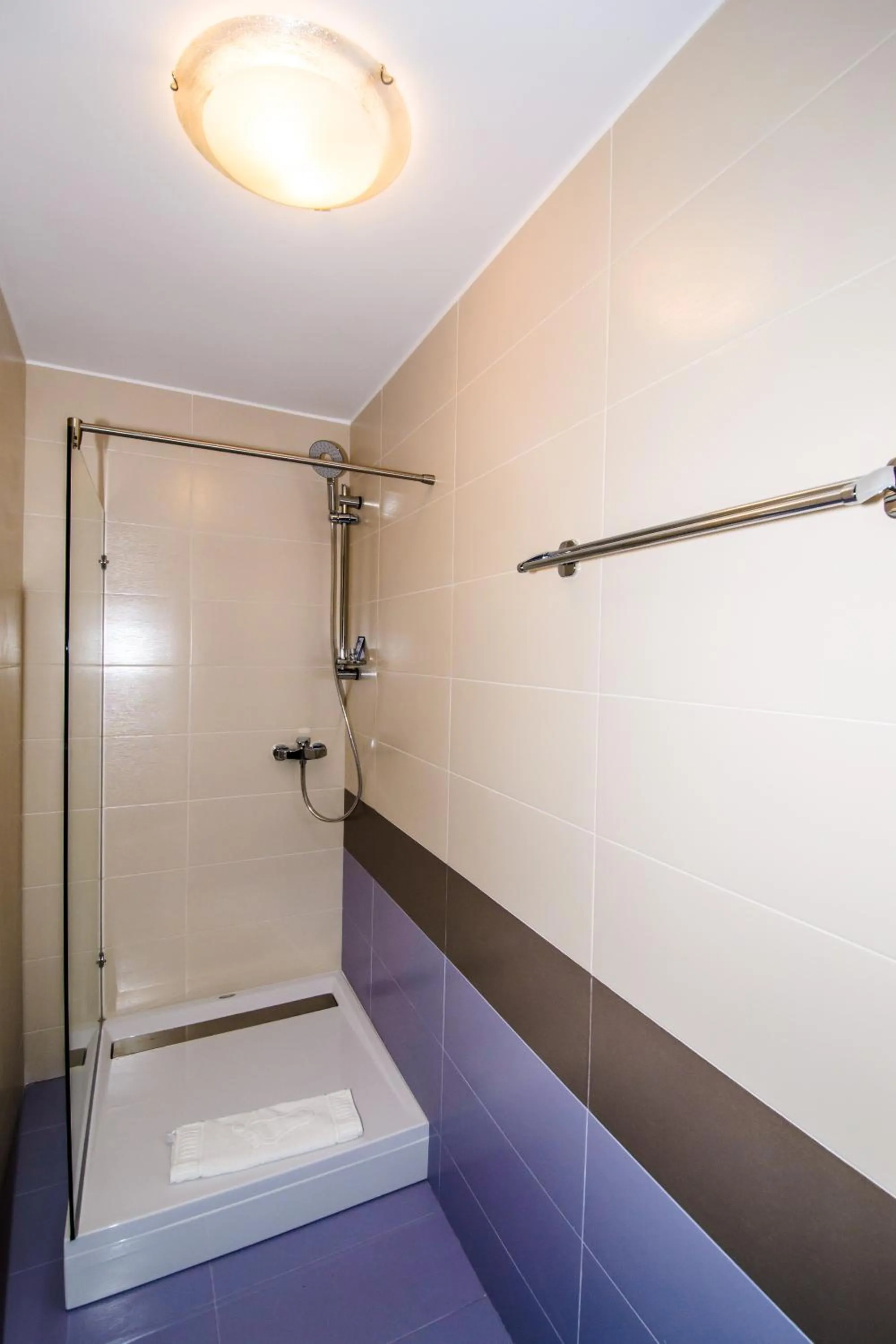 Shower in Pietrele lui Solomon