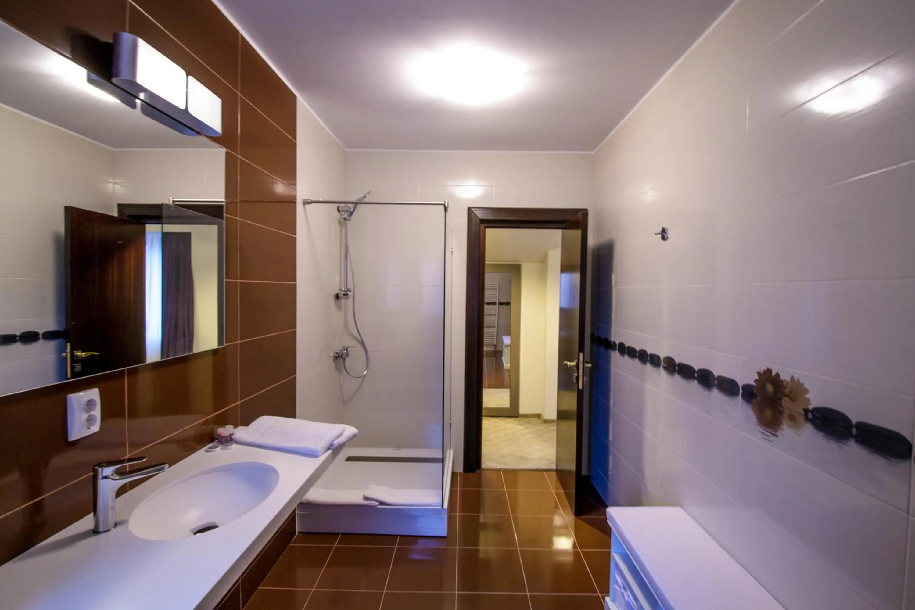 Shower in Pietrele lui Solomon