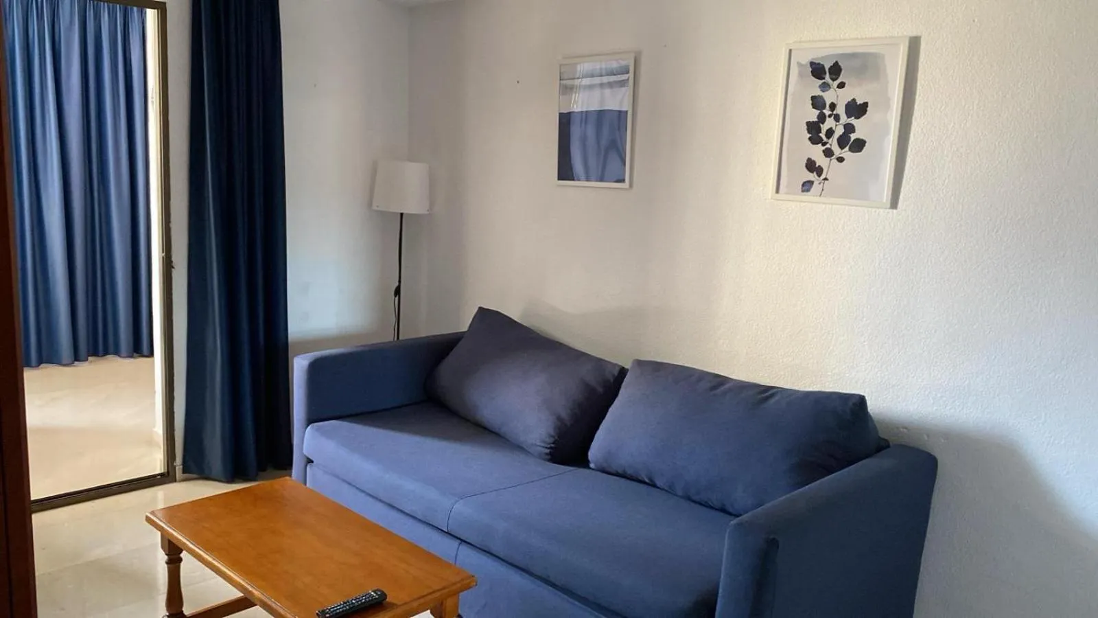 Seating area in Apartamentos Gemelos 2 y 4 by Gestaltur