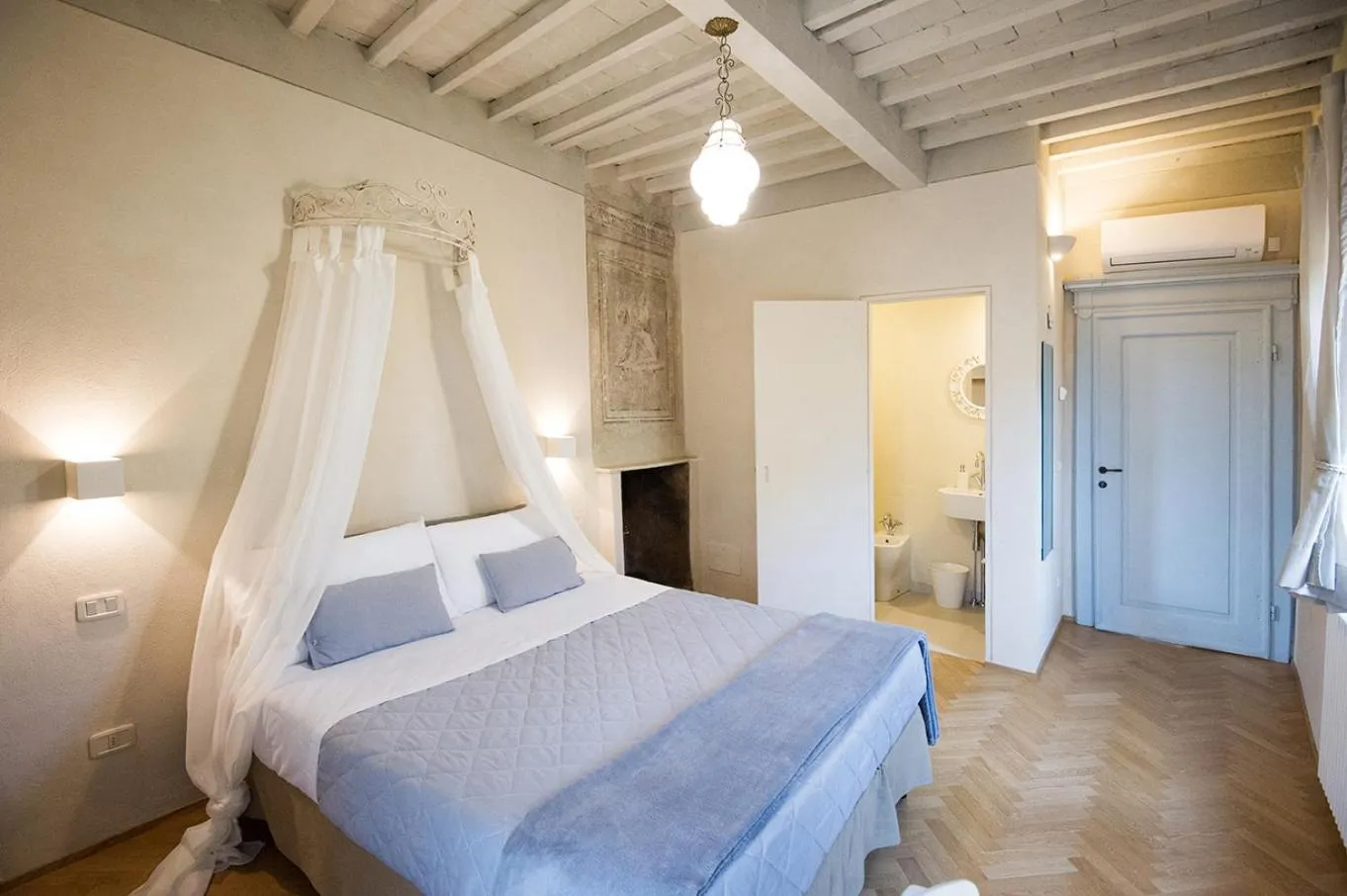 Photo of the whole room, Bed in Il Piccolo Cavour Charming House B&B