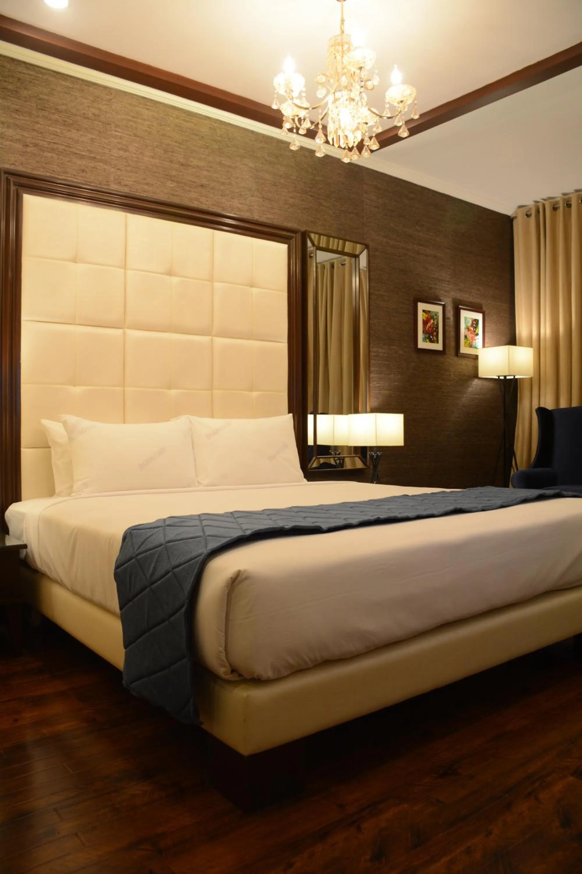 Bed in Islamabad Hotel